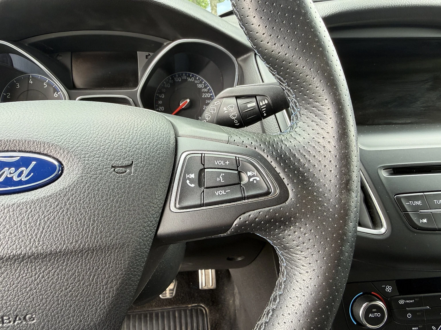 Innenraumfoto von 2016 Ford Focus RS (17)