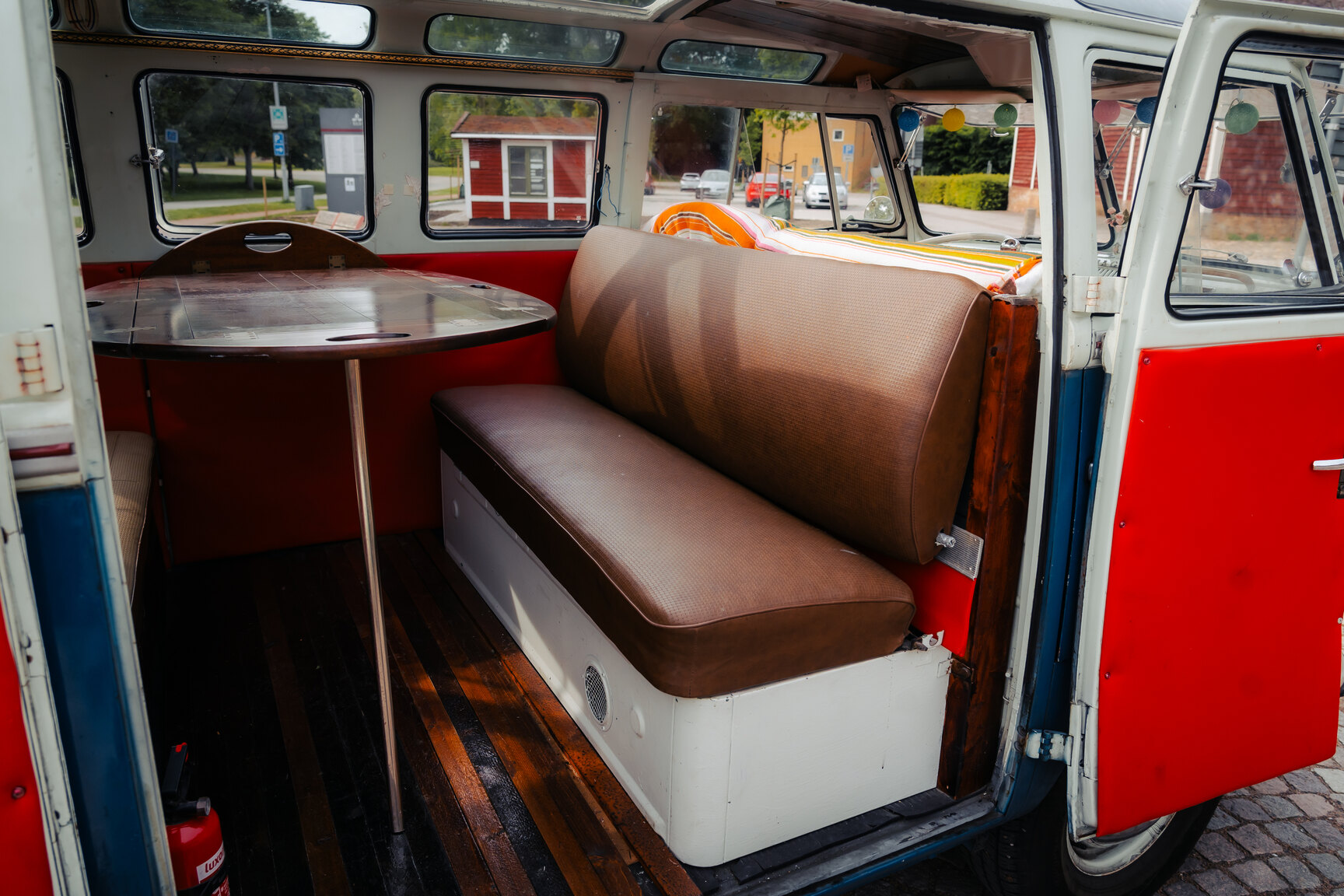 Interiörbild 1964 Volkswagen Kleinbus Transporter 1500 Deluxe “21-fönsters Samba”