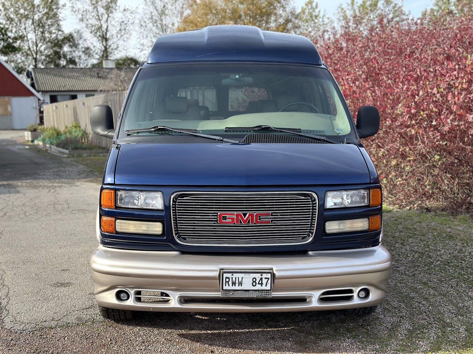 Exterior image of 2000 GMC Savana G1500 Conversion Van