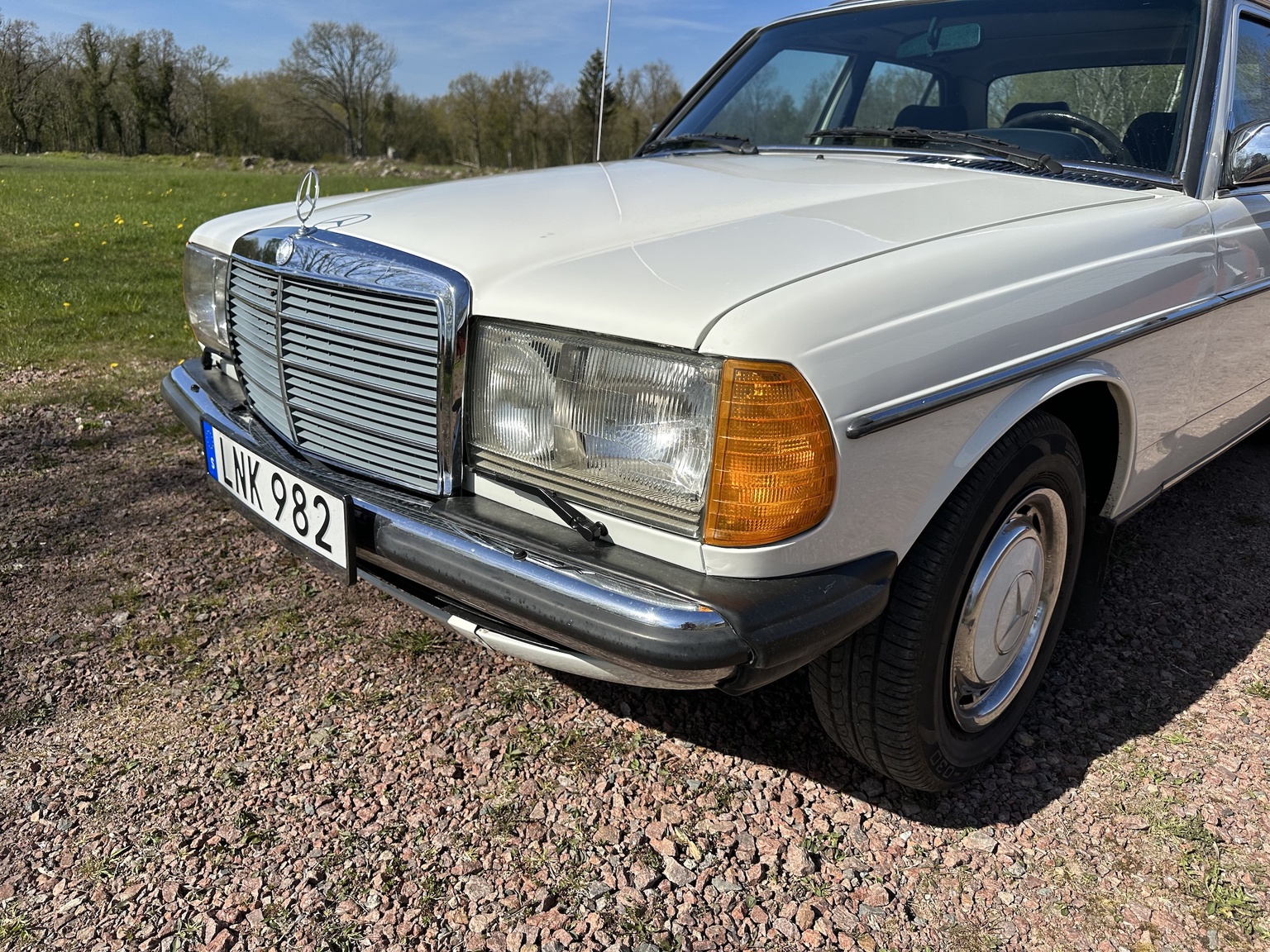 Exterior image of 1985 Mercedes-Benz 200