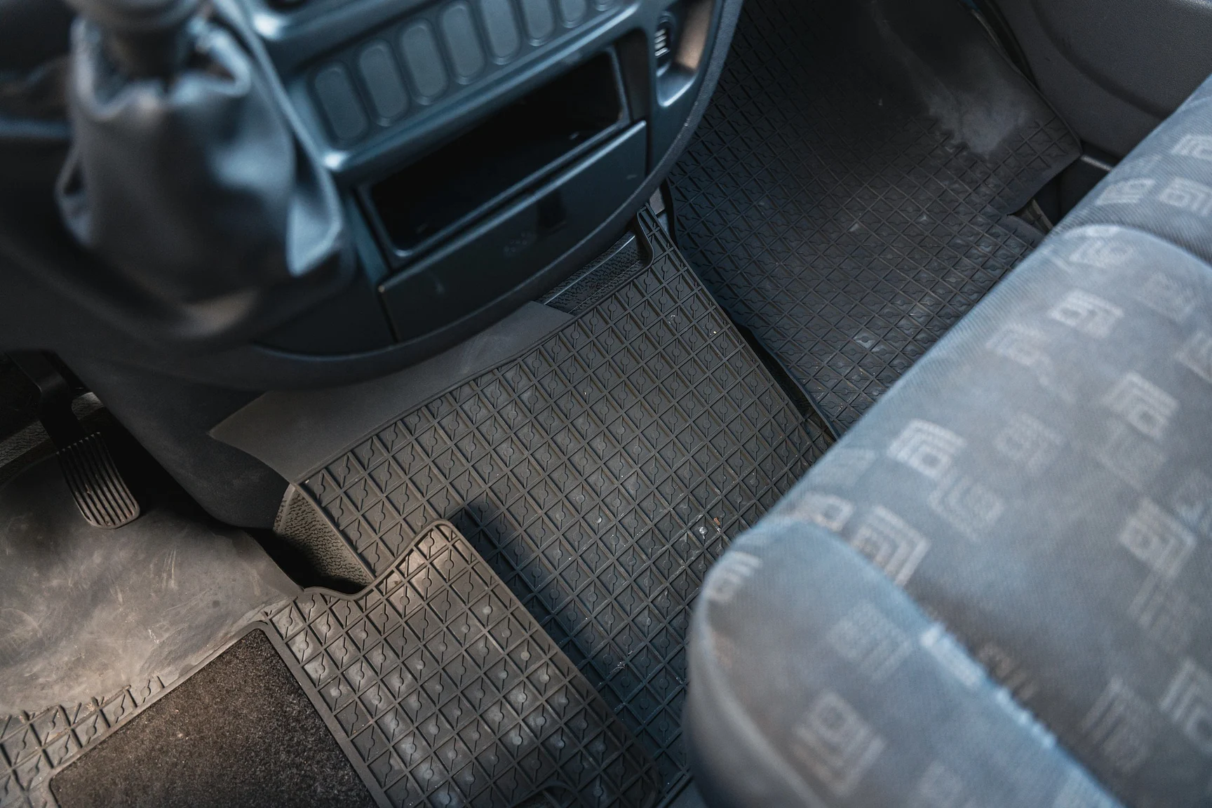 Interior image of 2004 Mercedes-Benz Sprinter 4x4 Campervan/Overlander (102)