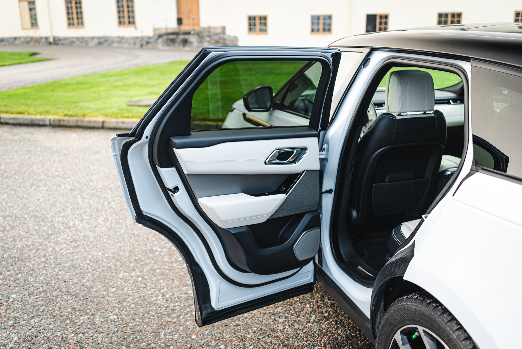 Interior image of 2018 Range Rover Velar D300 AWD HSE