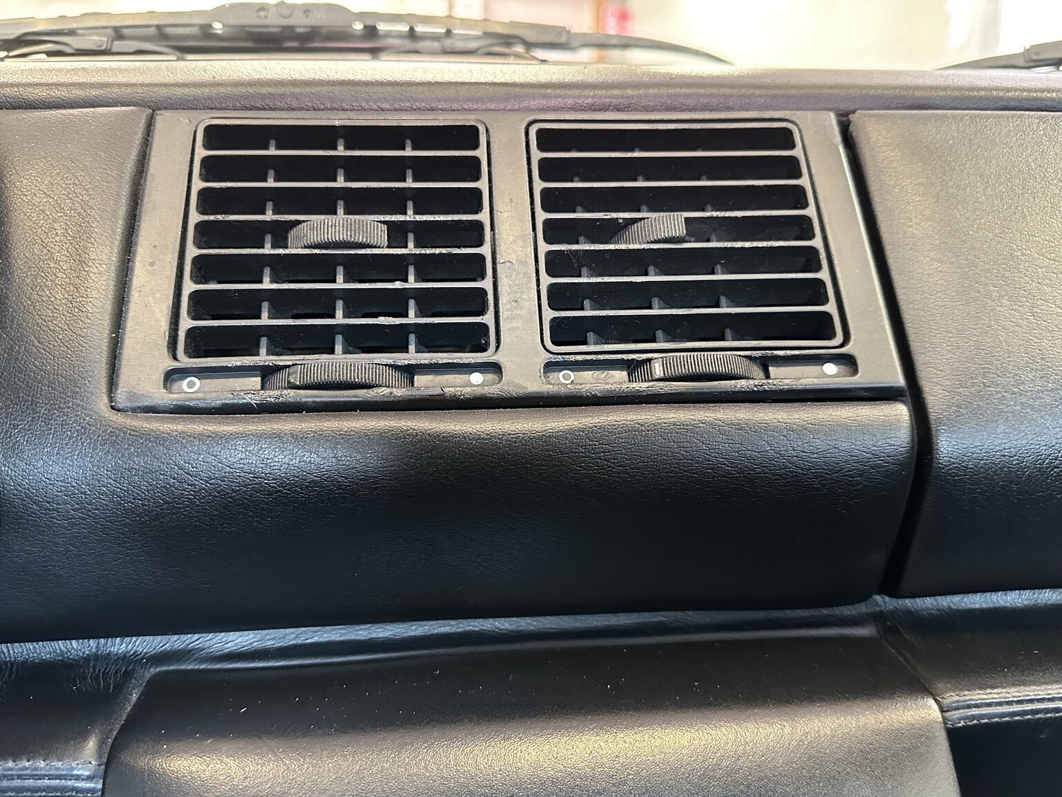 Interior image of 1990 Ferrari 348 (19)