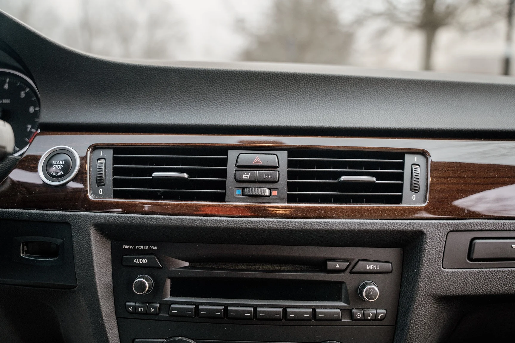 Interior image of 2010 BMW 325i Sedan (19)