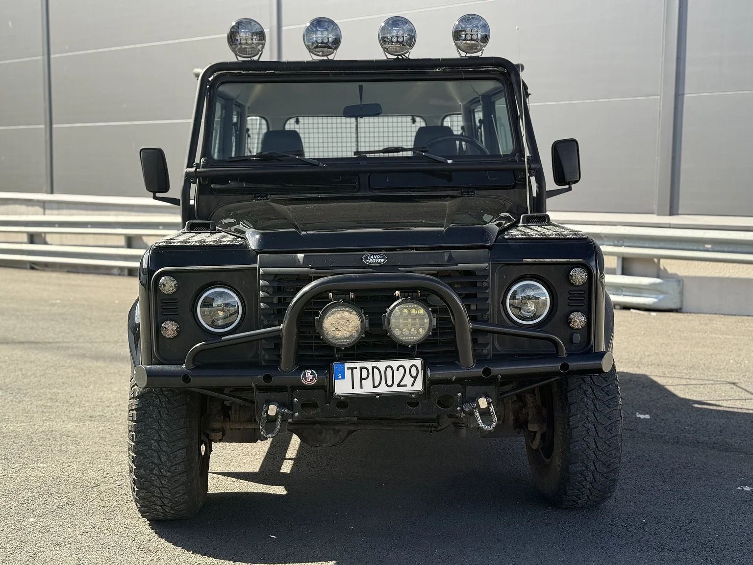 Exteriörbild på 2000 Land Rover Defender 110 Tomb Raider (4)