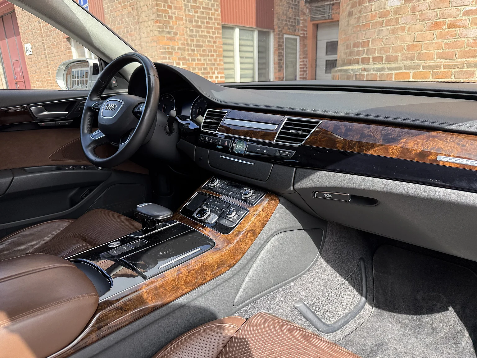 Innenraumfoto von 2014 Audi A8 4.0 TFSI (104)