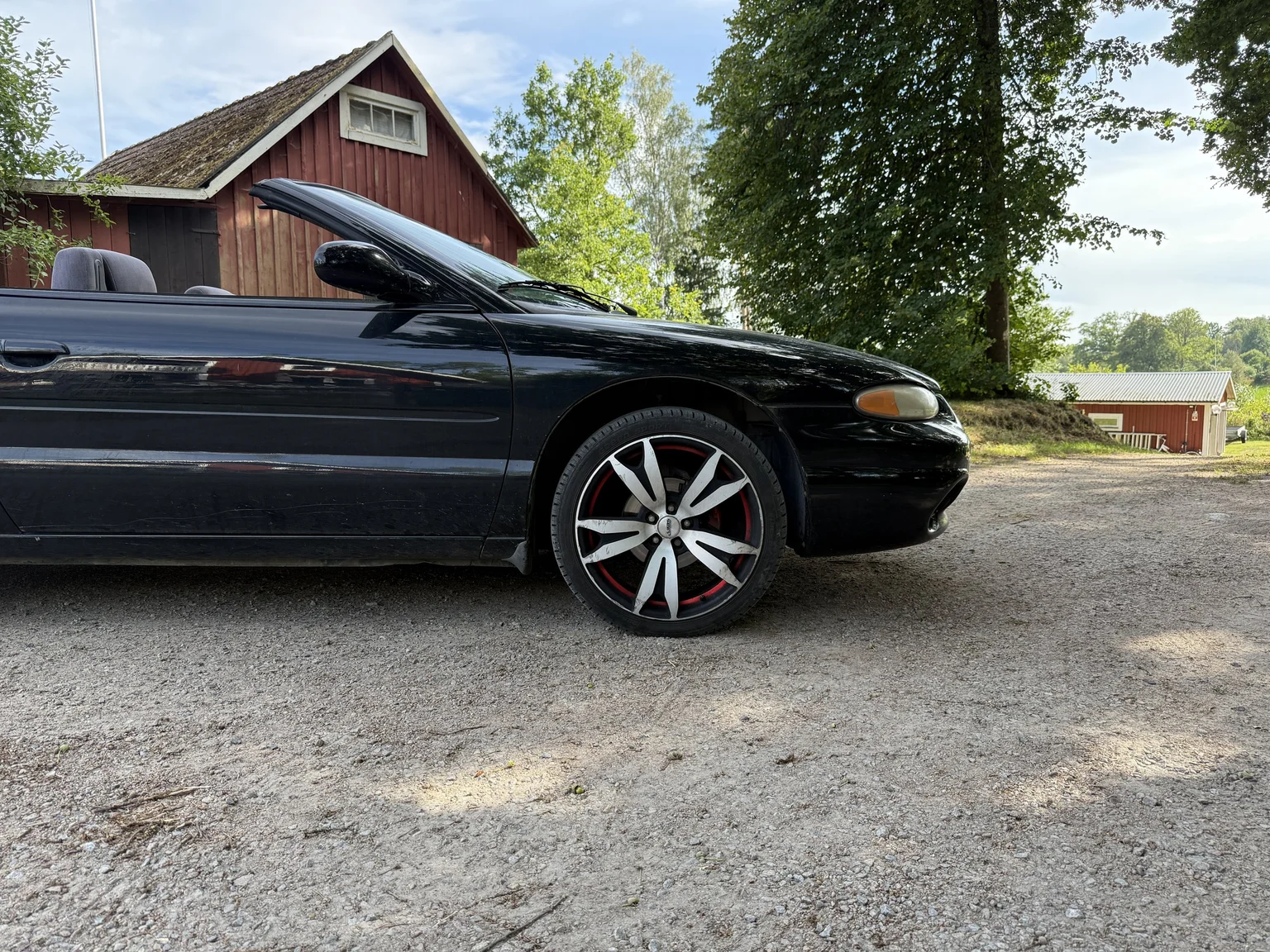 Exterior image of 1997 Chrysler Sebring Cabriolet (4)