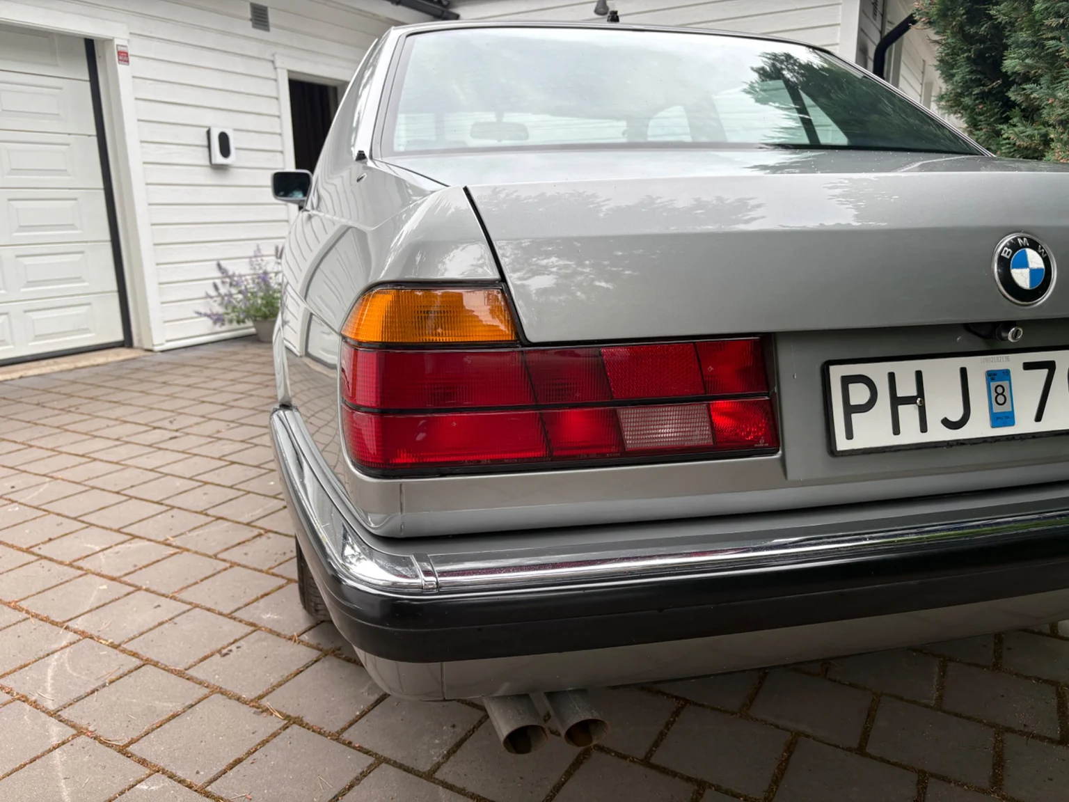 Exteriörbild på 1988 BMW 730iA (21)