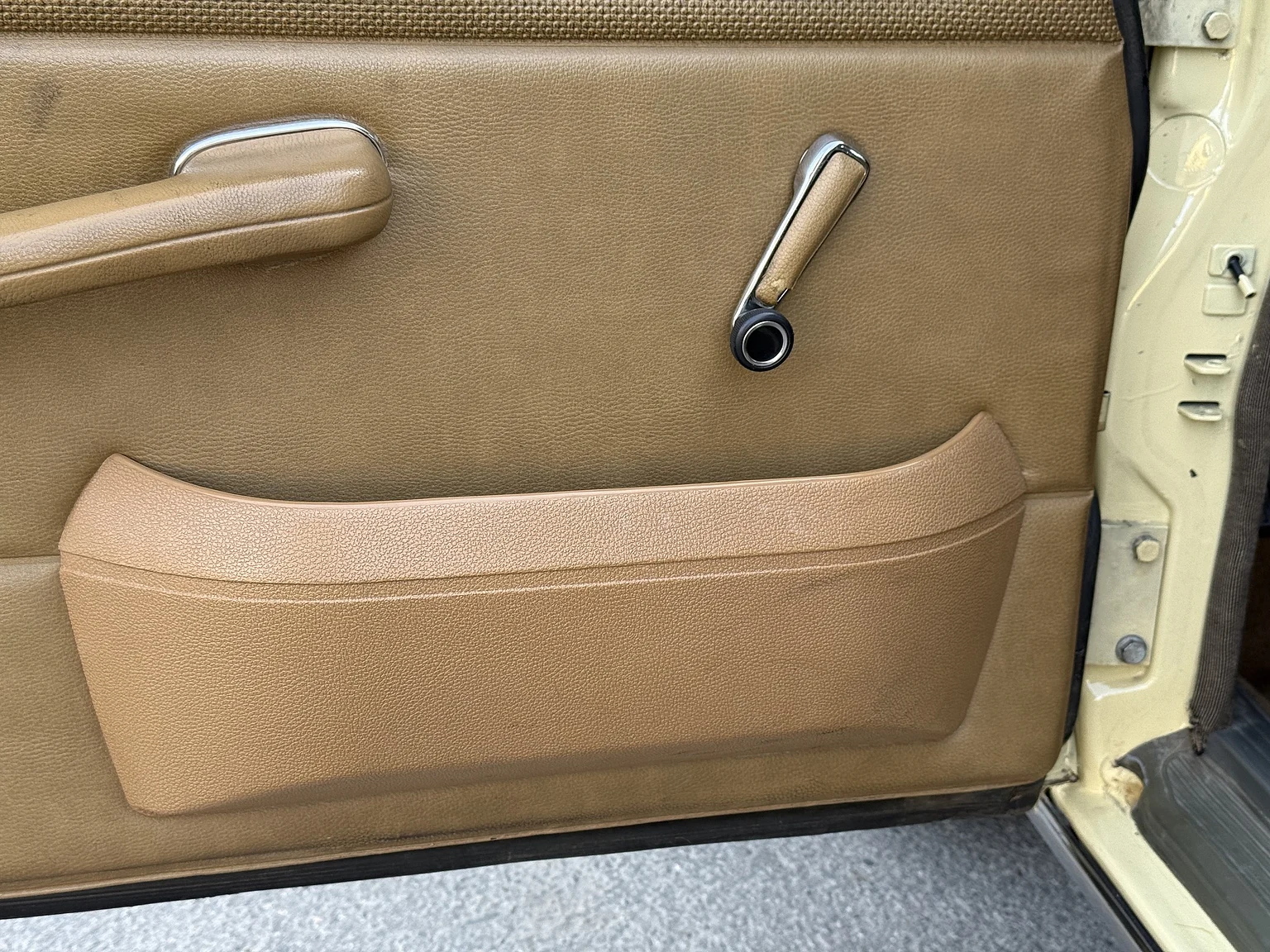 Innenraumfoto von 1974 Mercedes-Benz 230 Automatic (31)