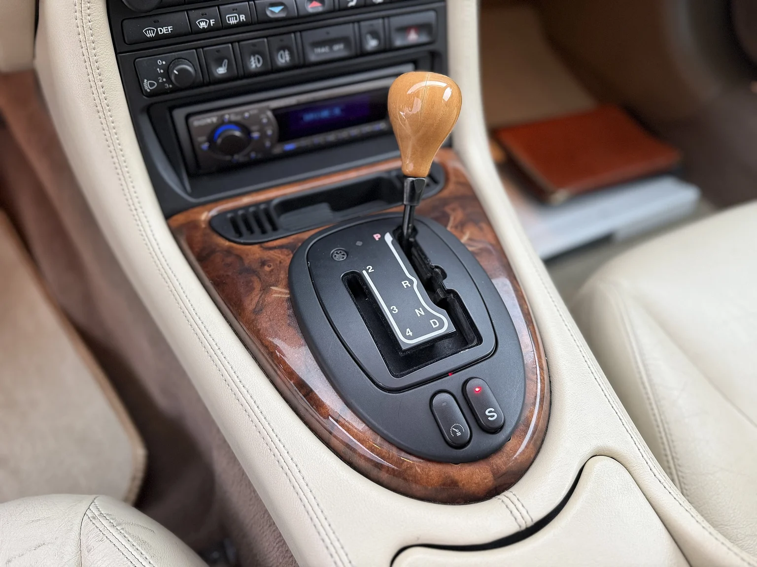 Interior image of 1997 Jaguar XK8 (15)