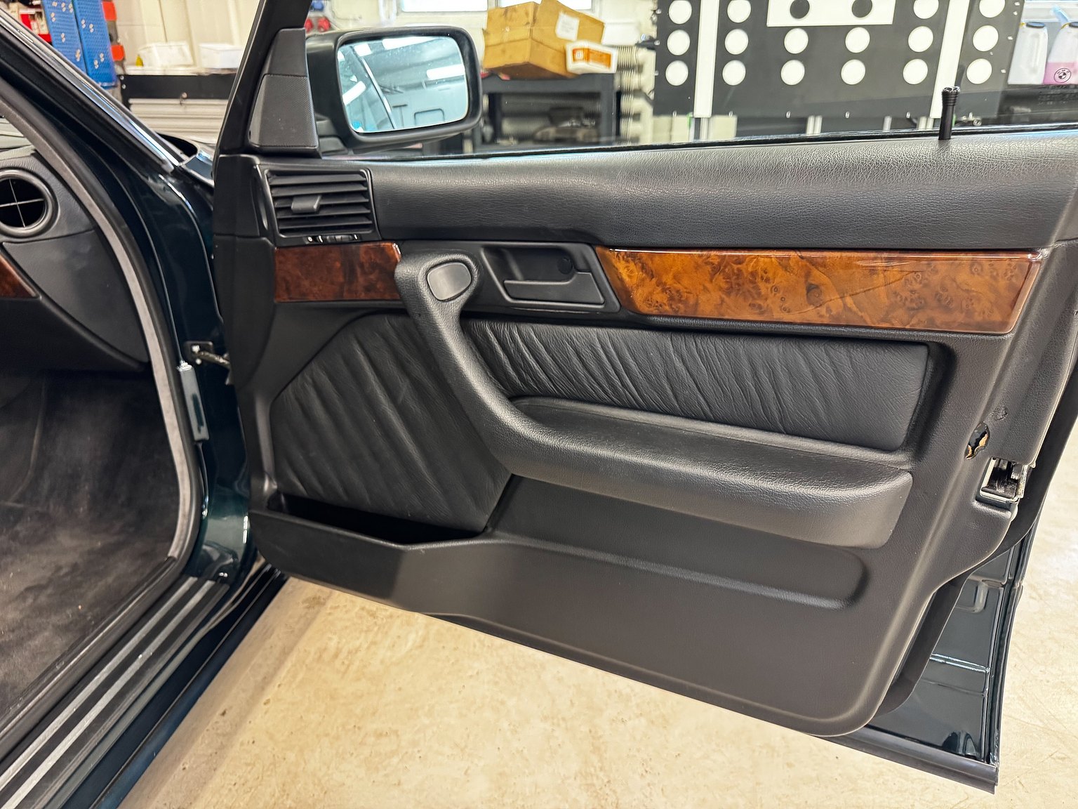 Interior image of 1995 BMW 540i Touring - NO RESERVE (20)