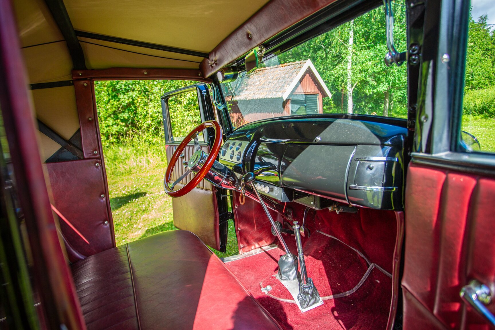 Interior image of 1932 Ford 32 deuce sport coupé (Hot Rod)