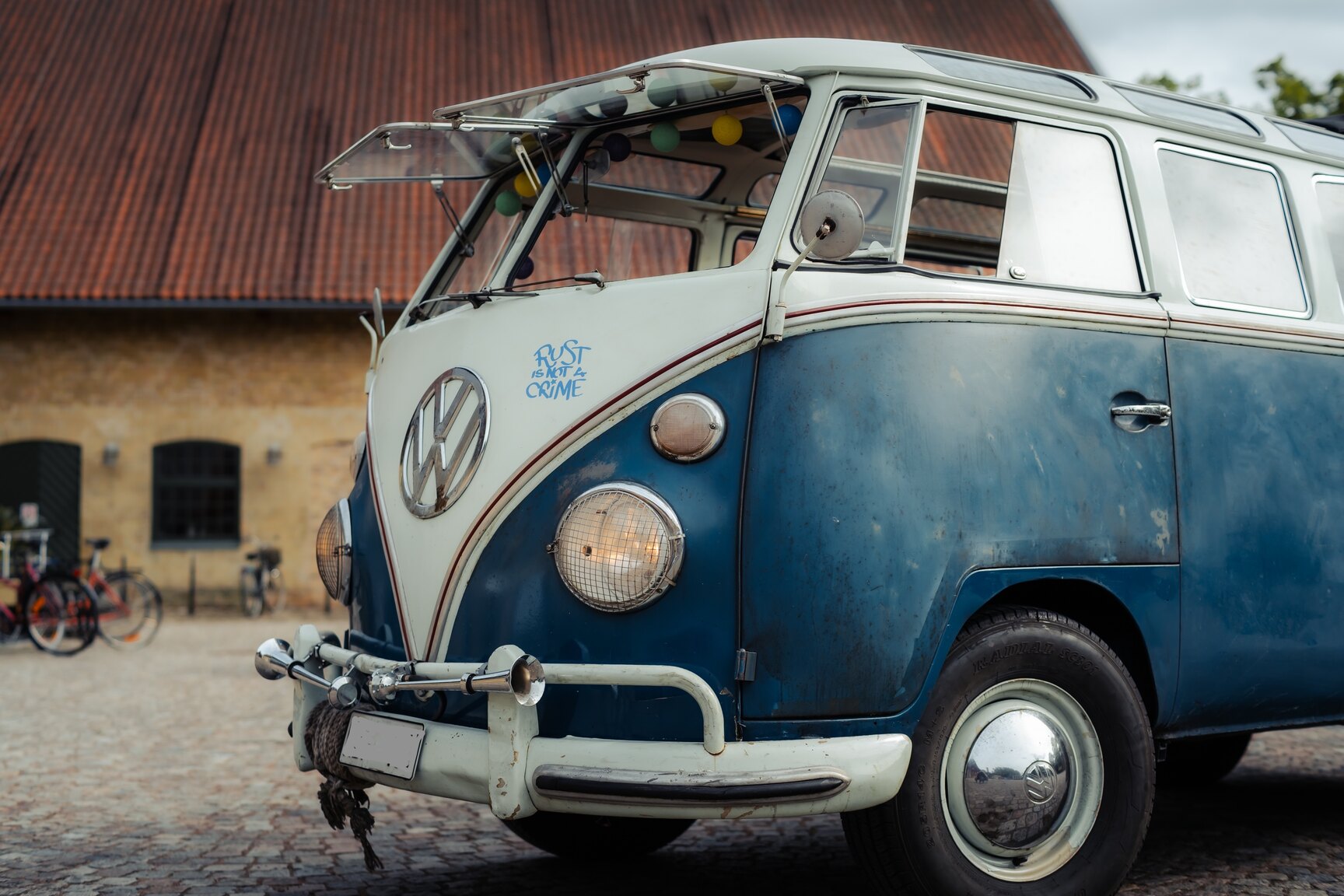 Aussenfoto 1964 Volkswagen Kleinbus Transporter 1500 Deluxe “21-fönsters Samba”