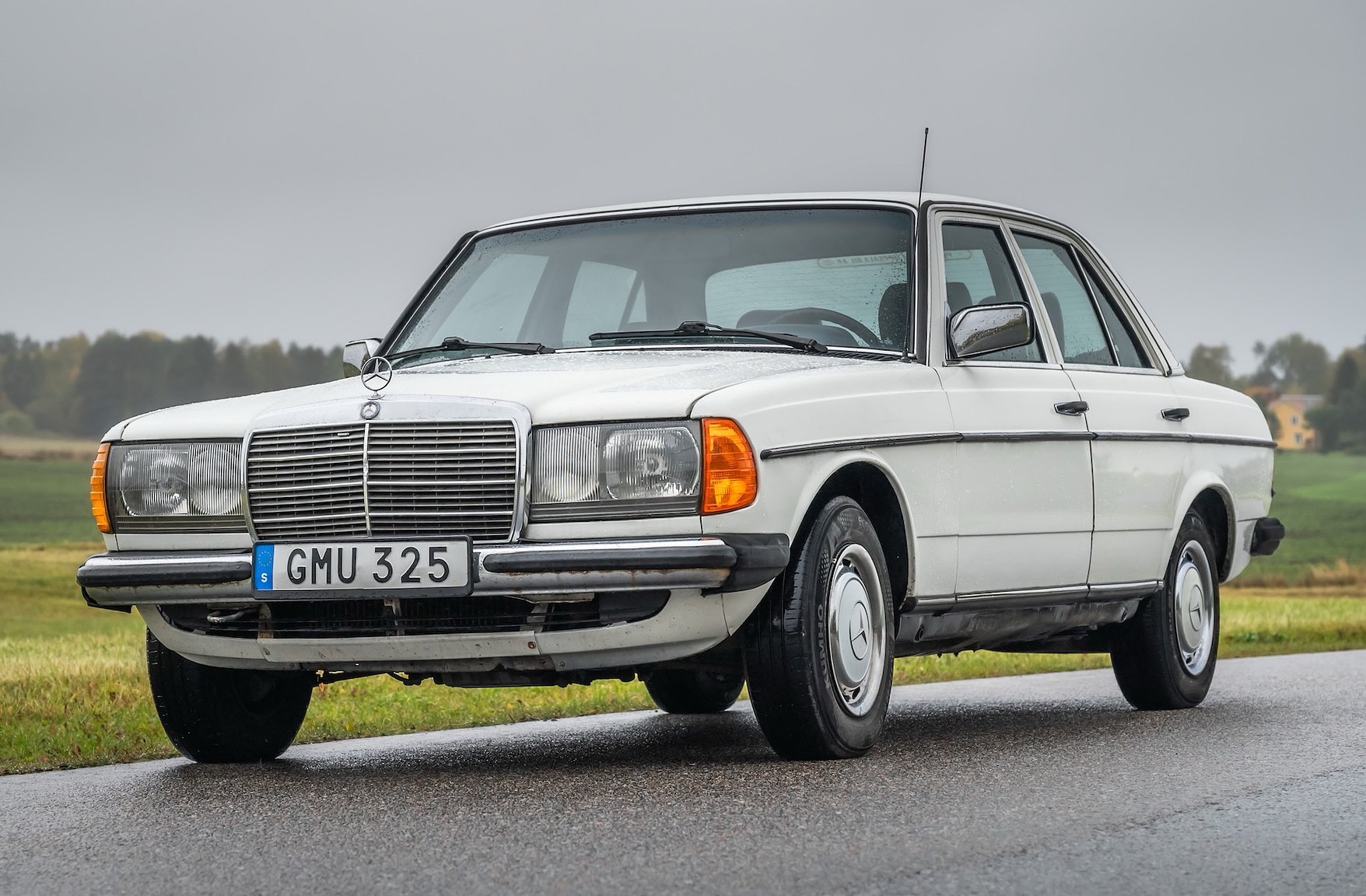 Exterior image of 1985 Mercedes-Benz 200 Automatic