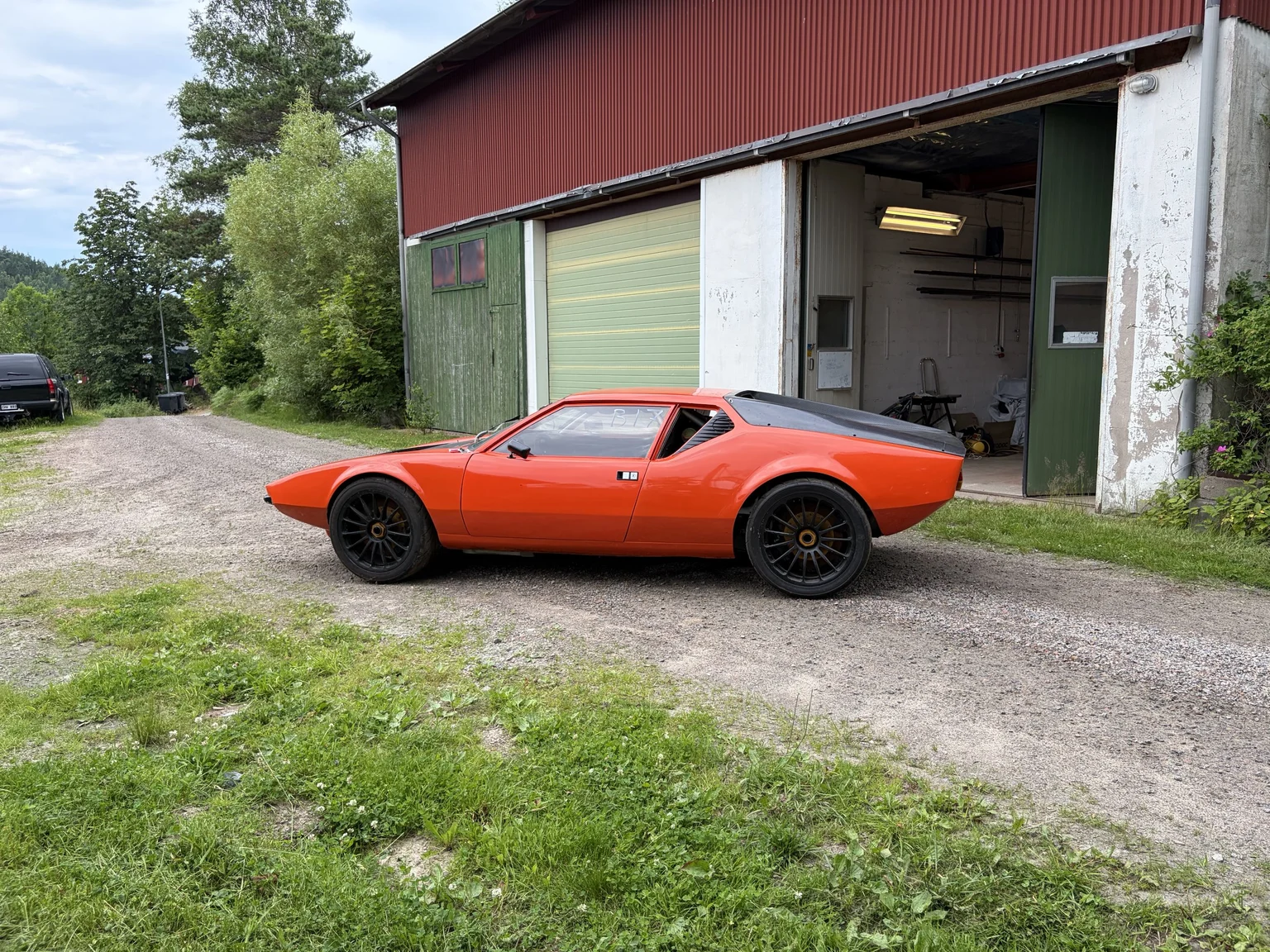 Exteriörbild på 1972 De Tomaso Pantera LS Restomod (4)