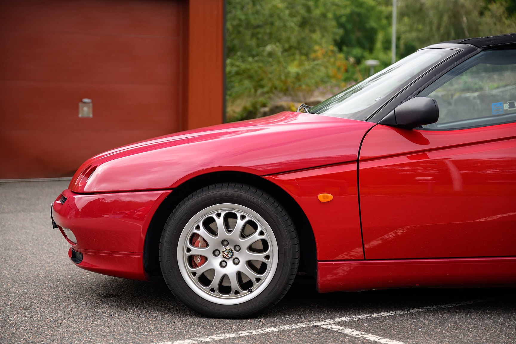 Exterior image of 2001 Alfa Romeo Spider 3.0 V6