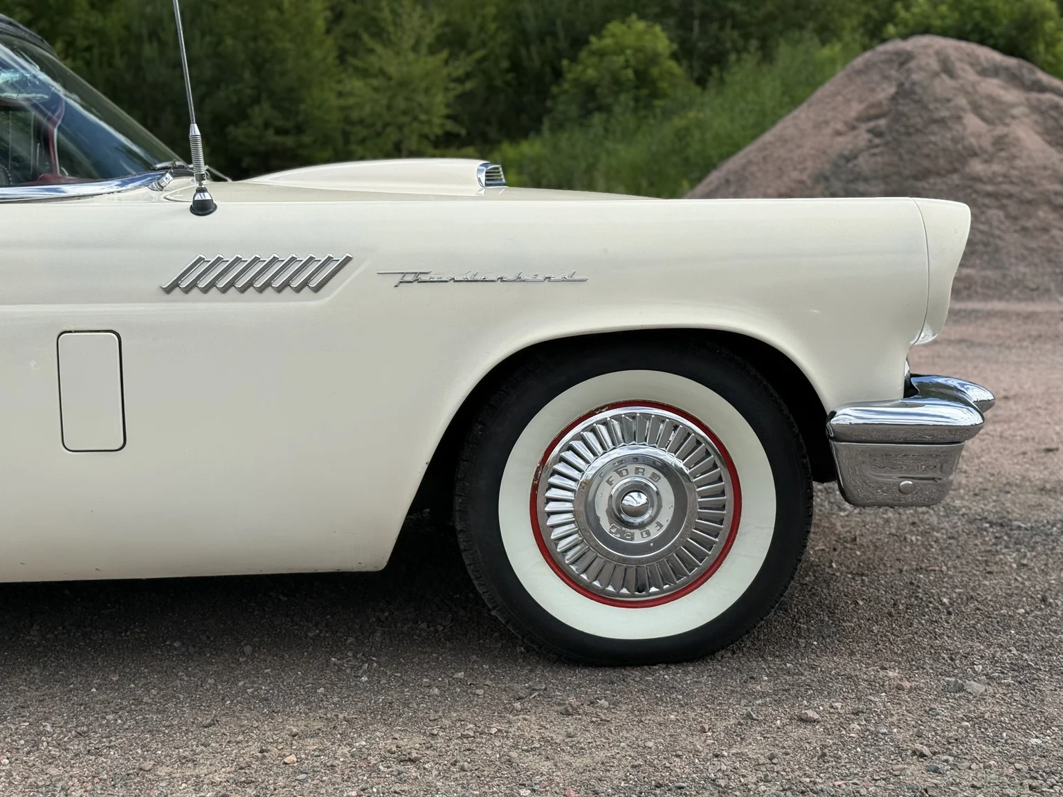 Exteriörbild på 1957 Ford Thunderbird (23)