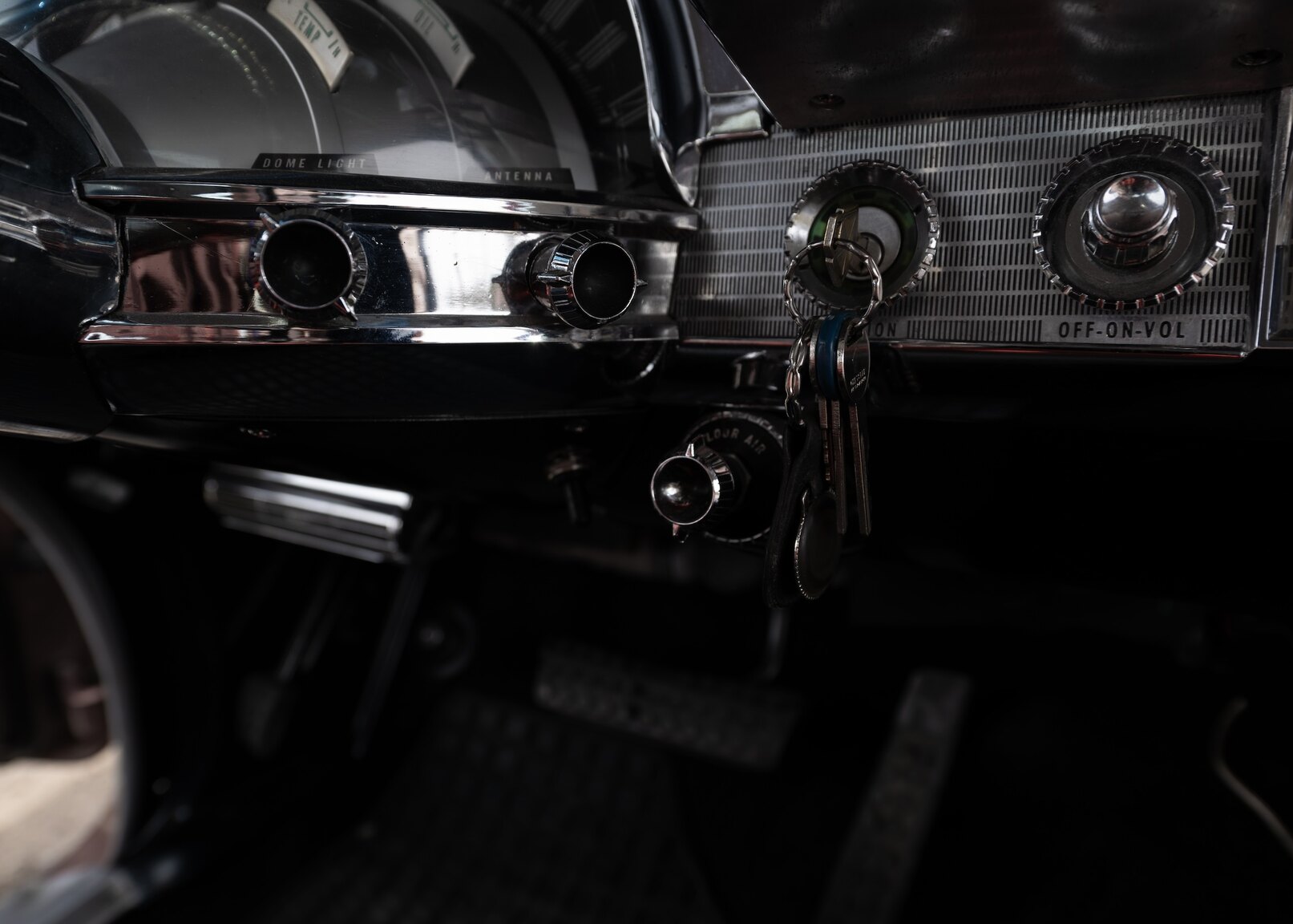 Interior image of 1961 Chrysler New Yorker Sedan (21)