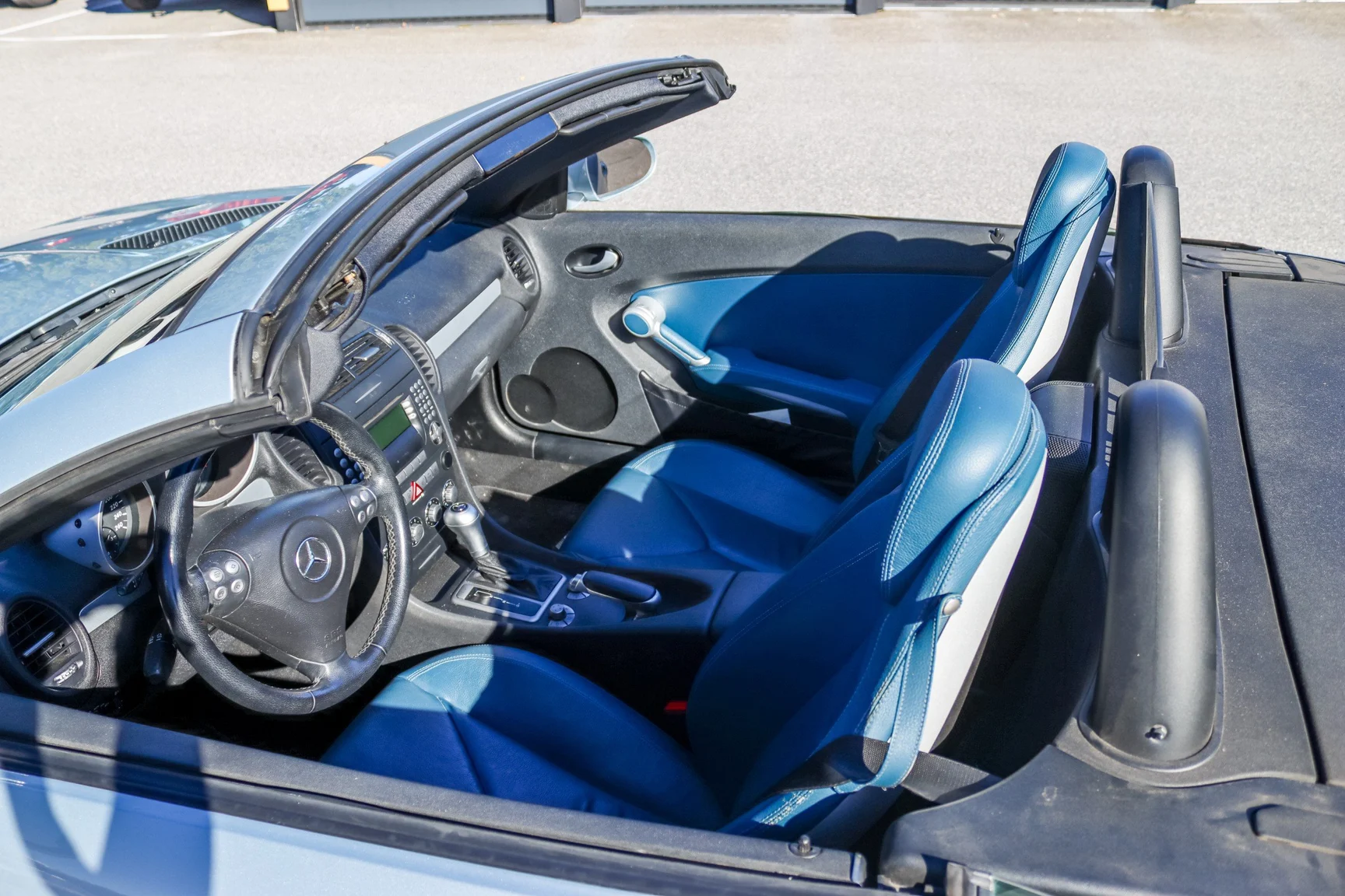 Interior image of 2005 Mercedes-Benz SLK 350 (1)
