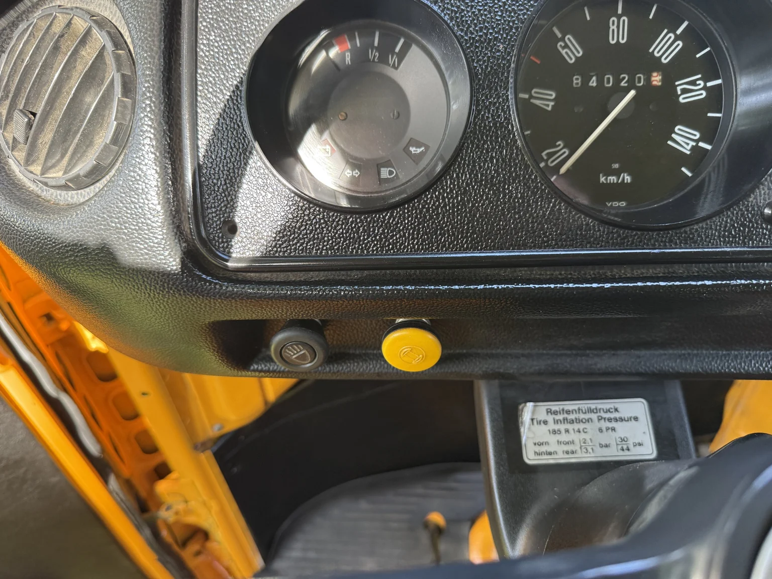 Innenraumfoto von 1975 Volkswagen Transporter Campervan (17)