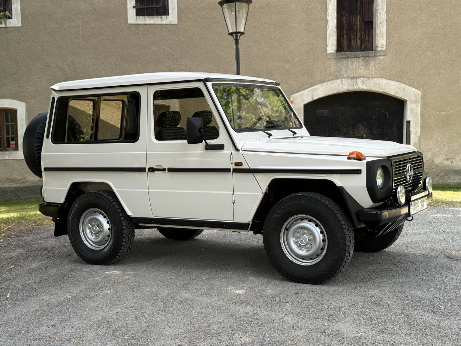 Exterior image of 1981 Mercedes-Benz 240 GD (11)