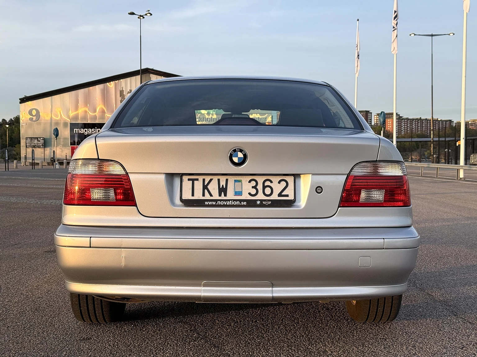 Exterior image of 2002 BMW 520i (5)