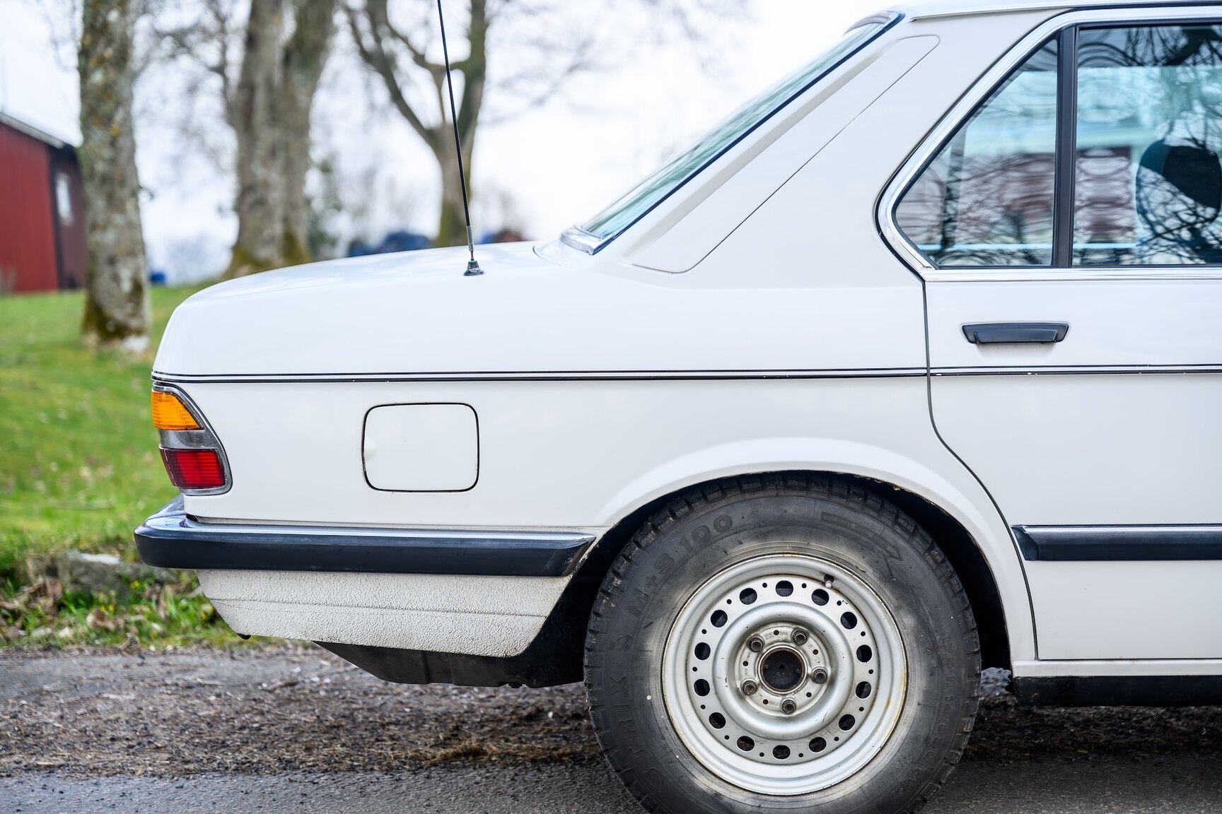 Exterior image of 1986 BMW 520i