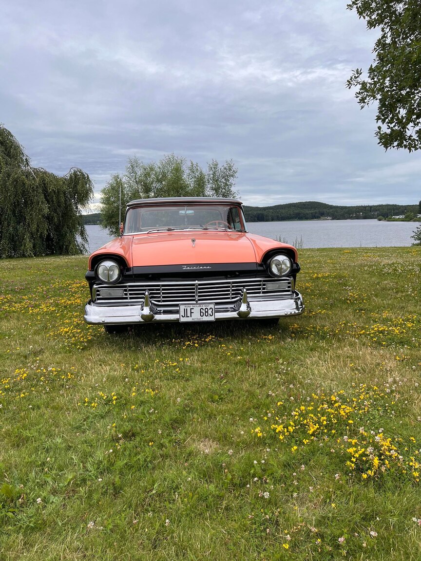 Exterior image of 1957 Ford Fairlane 500 Skyliner Retract