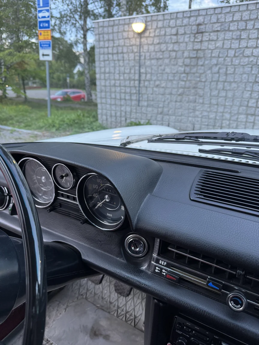 Innenraumfoto von 1972 Mercedes-Benz 200 (24)