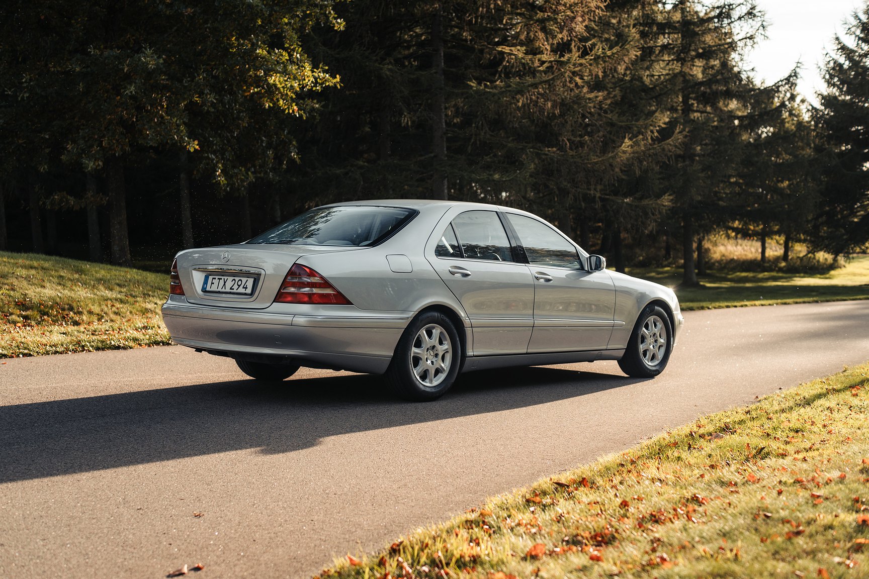 Exterior image of 1999 Mercedes-Benz S 320