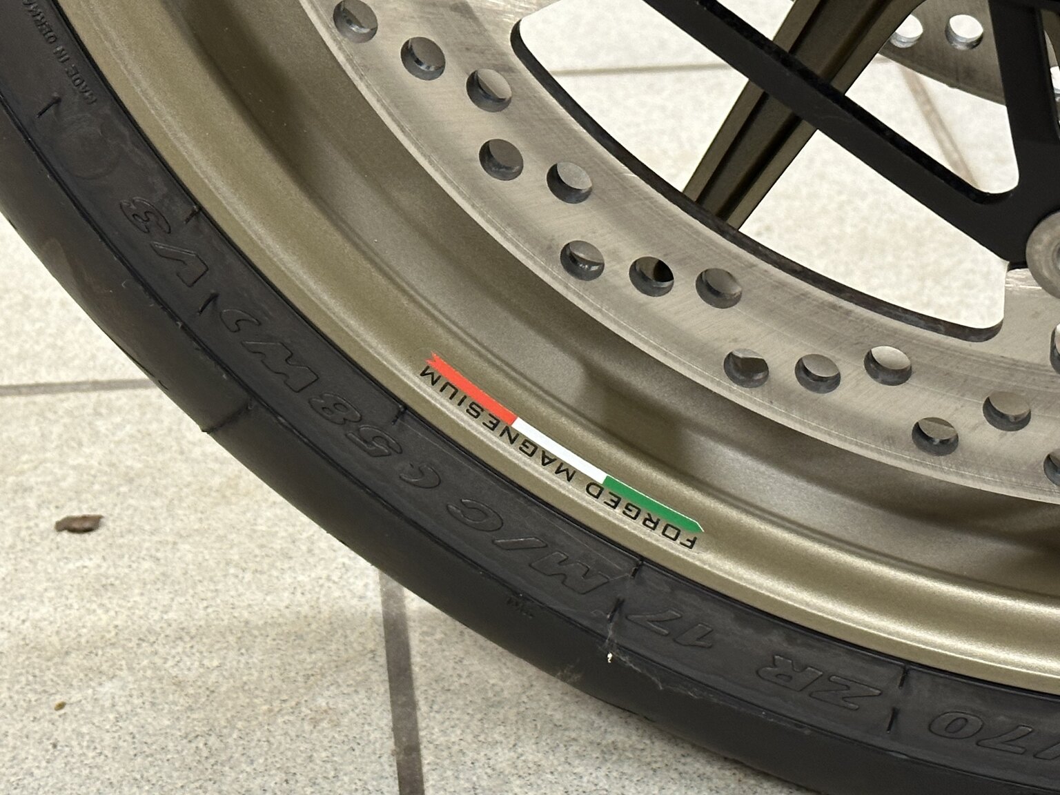 Exteriörbild på 2020 Ducati Panigale V4 25° Anniversario (47)