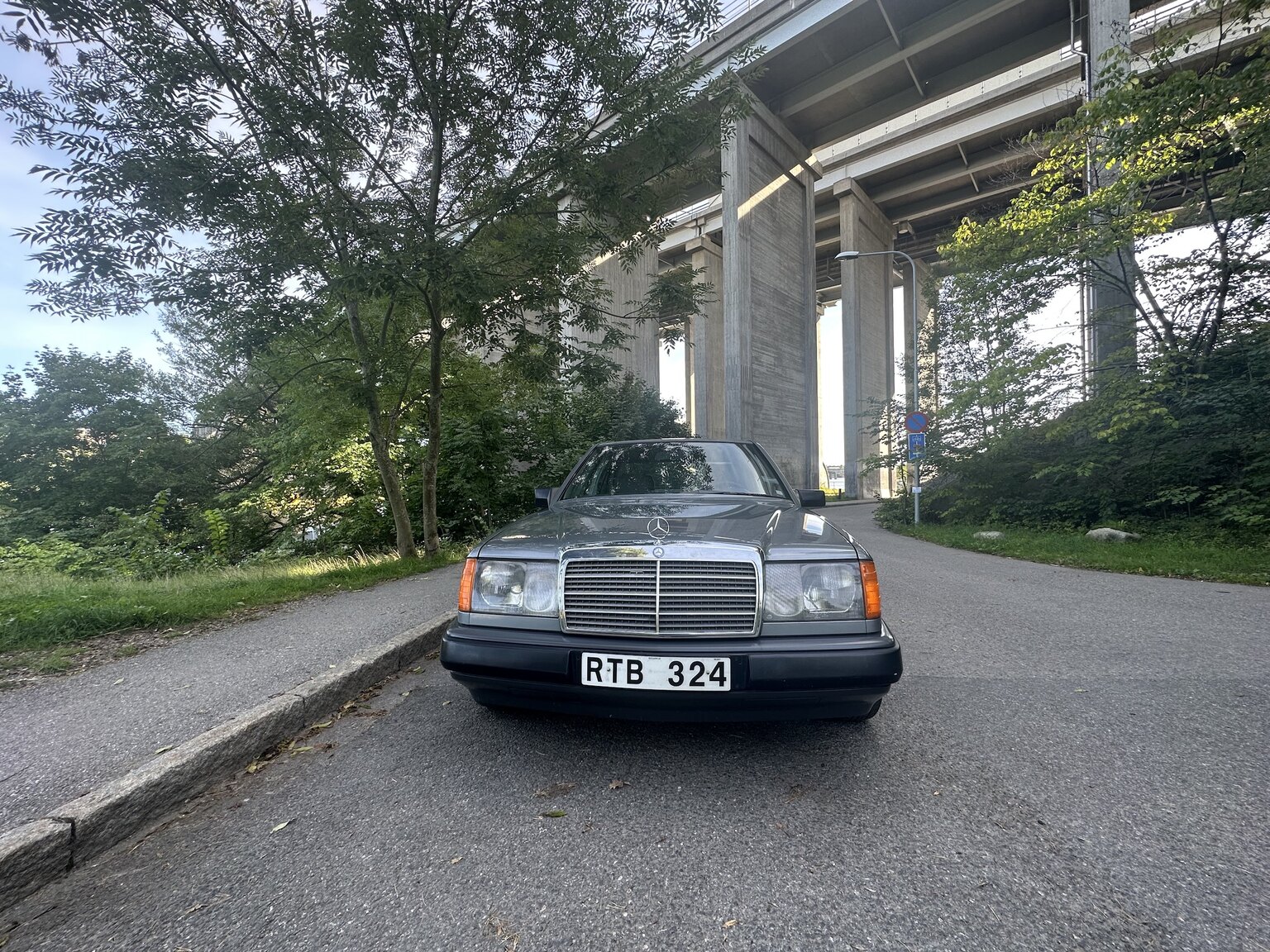 Exteriörbild på 1989 Mercedes-Benz 230E