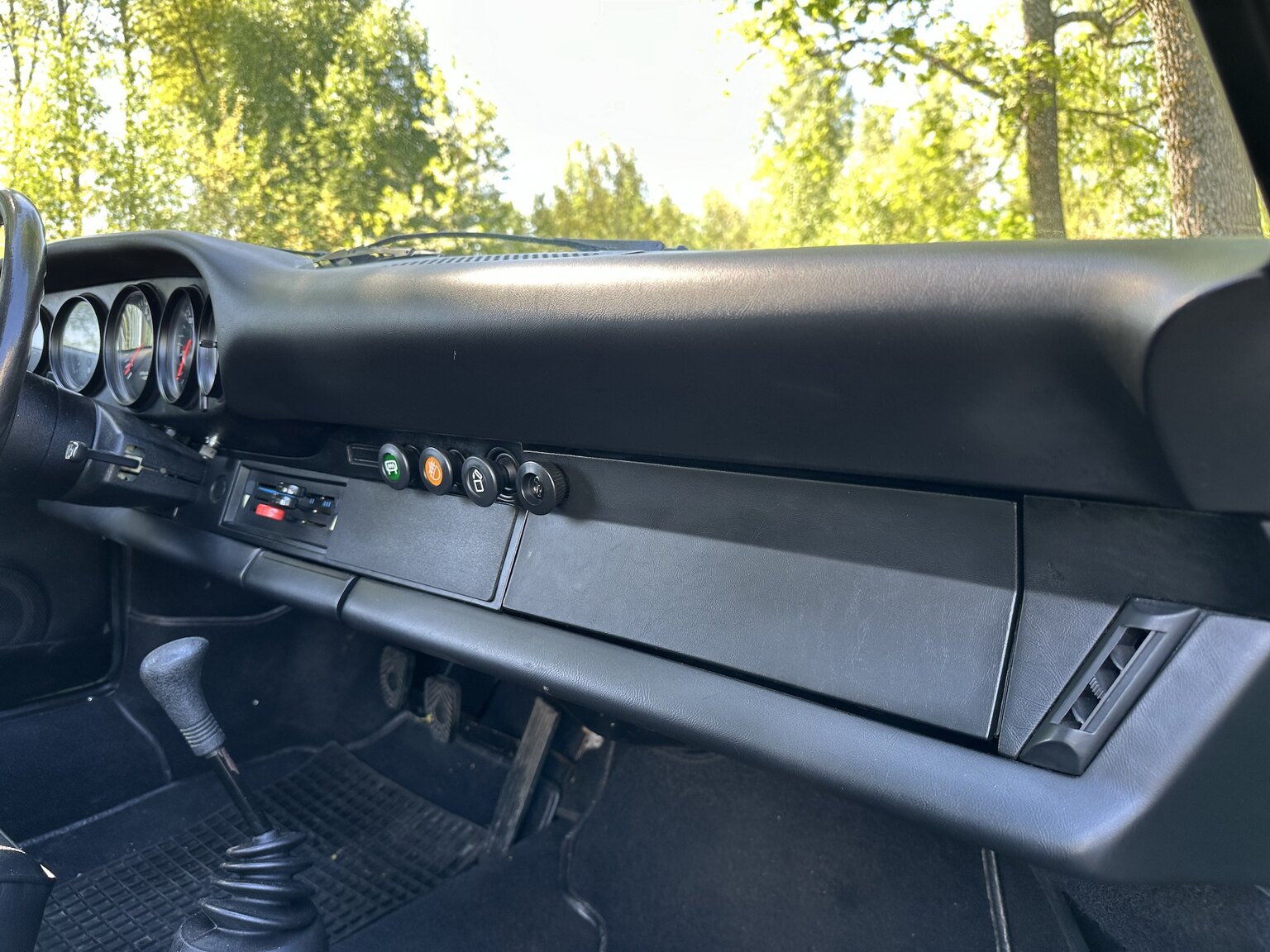 Interior image of 1975 Porsche 911