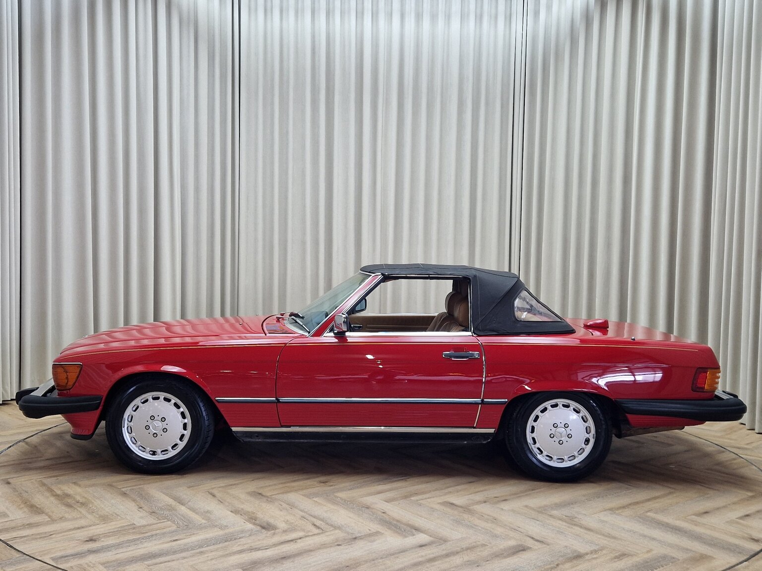 Exterior image of Mercedes-Benz 560SL