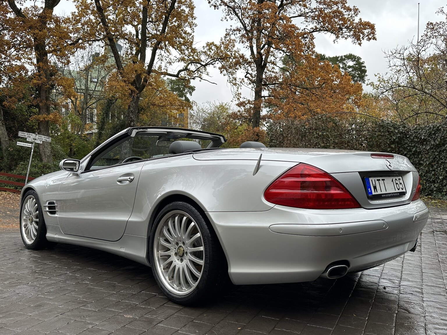 Exterior image of 2005 Mercedes-Benz SL 350