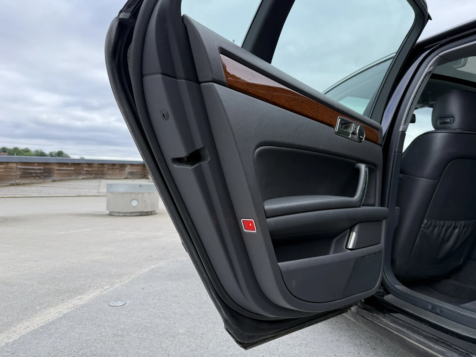 Innenraumfoto von 2013 Volkswagen Phaeton 3.0 TDI (39)