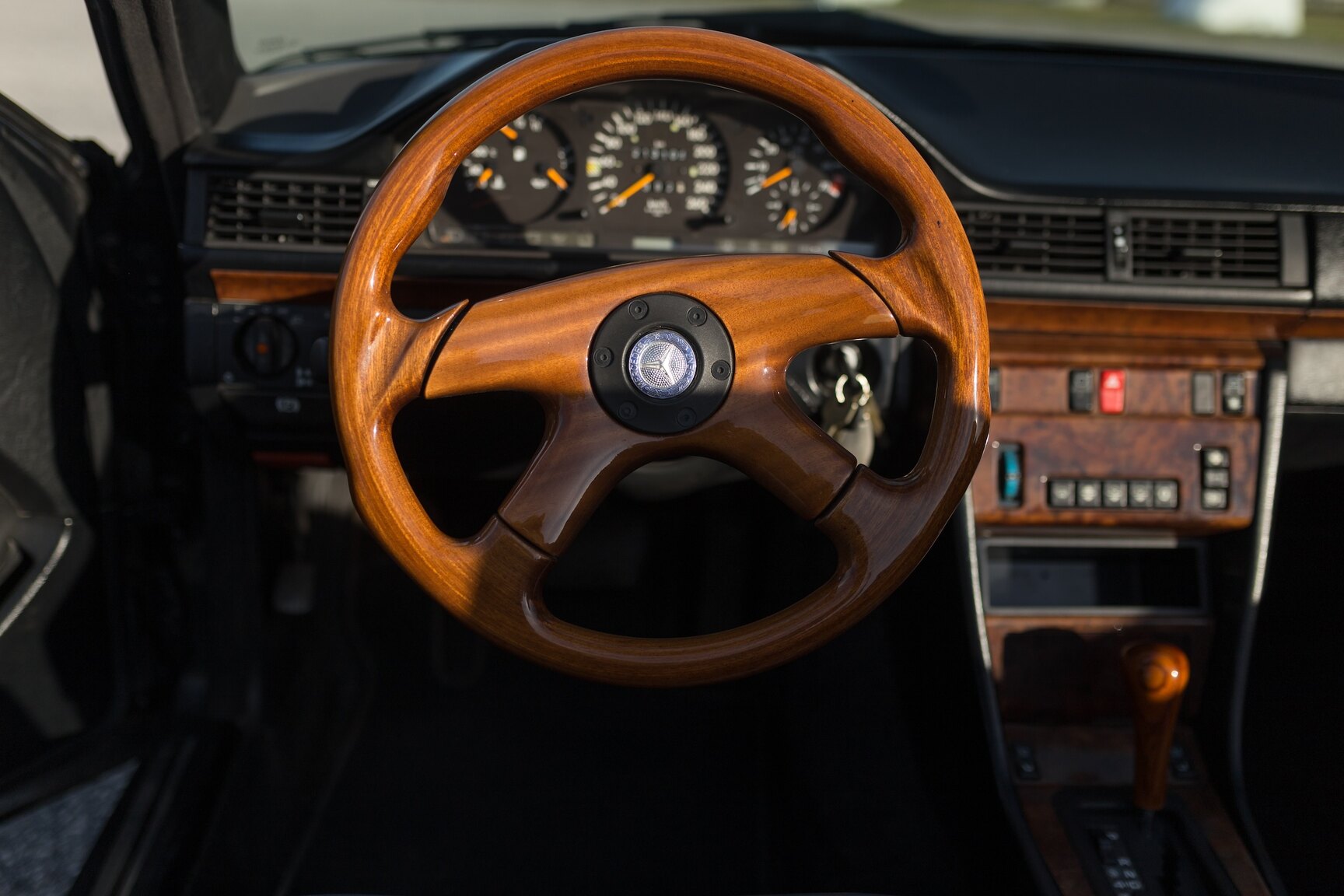 Innenraumfoto von 1993 Mercedes-Benz 300 CE-24 Cabriolet