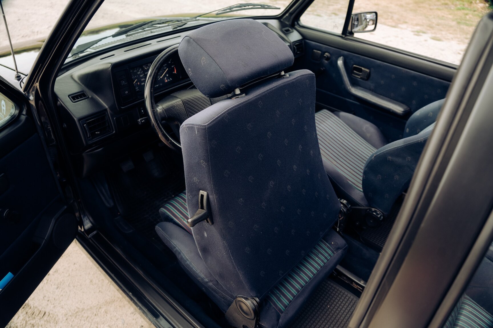 Interior image of 1991 VW Golf Cabriolet "Etienne Aigner Edition"