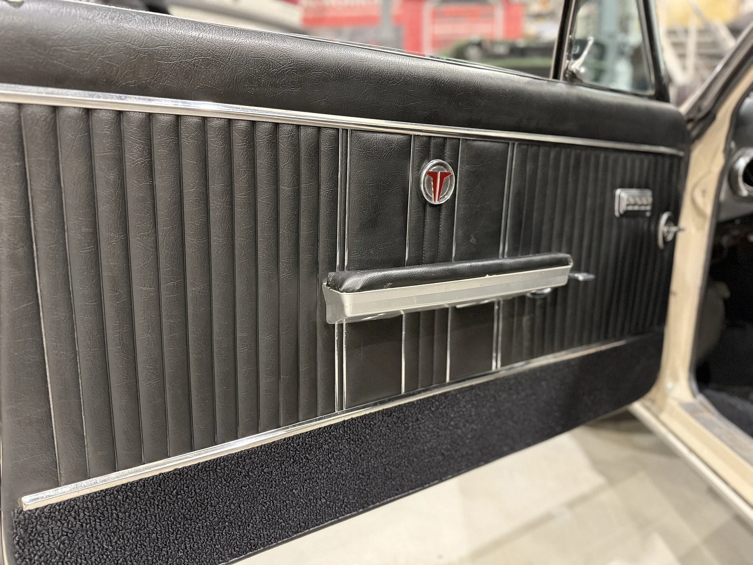 Interior image of 1964 Oldsmobile Cutlass Convertible (41)