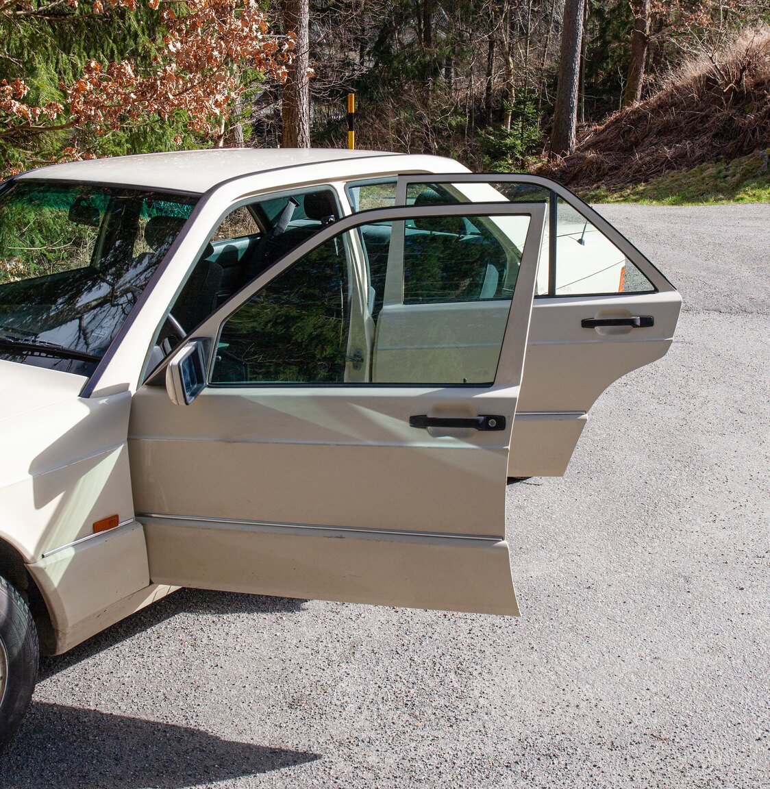 Exterior image of 1993 Mercedes-Benz 190 E 2.0