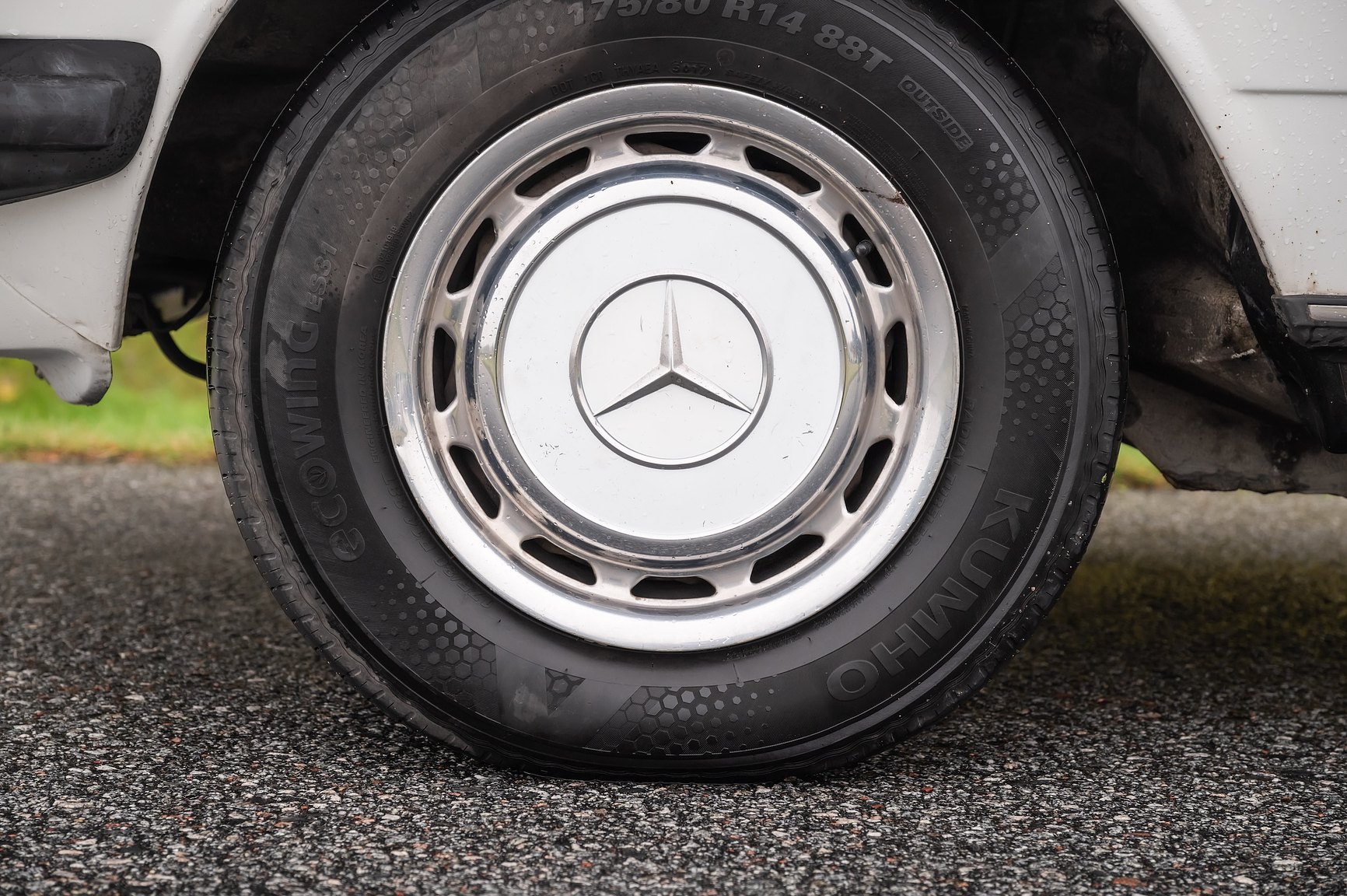 Exterior image of 1985 Mercedes-Benz 200 Automatic