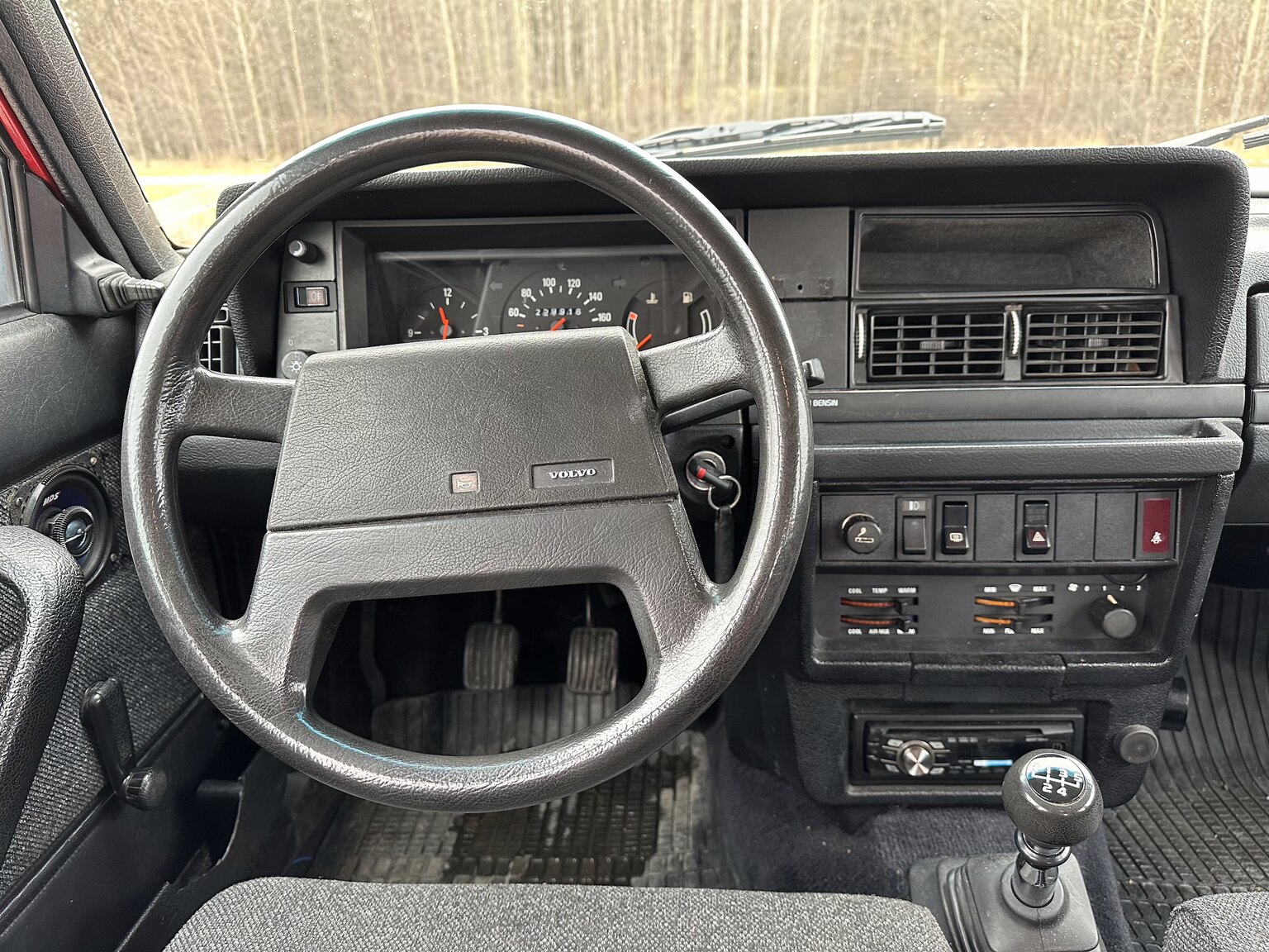 Interior image of 1990 Volvo 240 (9)