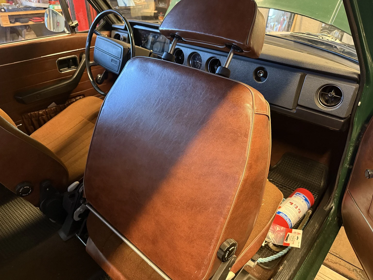 Innenraumfoto von 1973 Volvo 142 2.0 Deluxe (34)