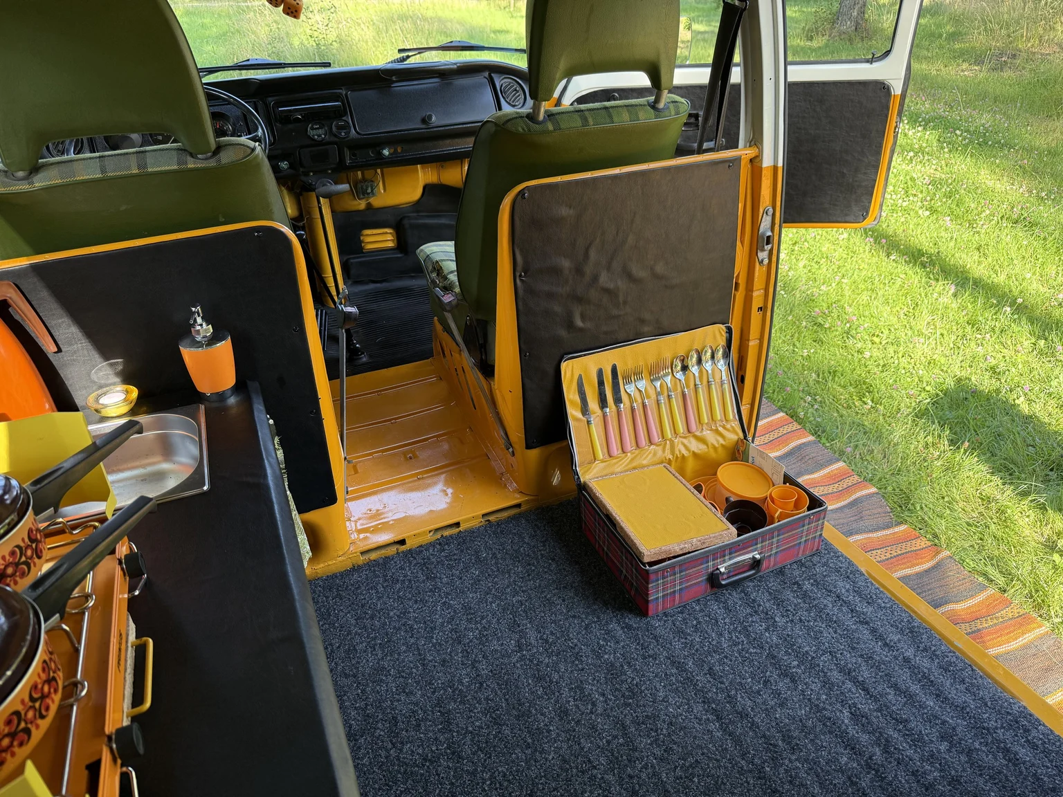 Innenraumfoto von 1975 Volkswagen Transporter Campervan (54)