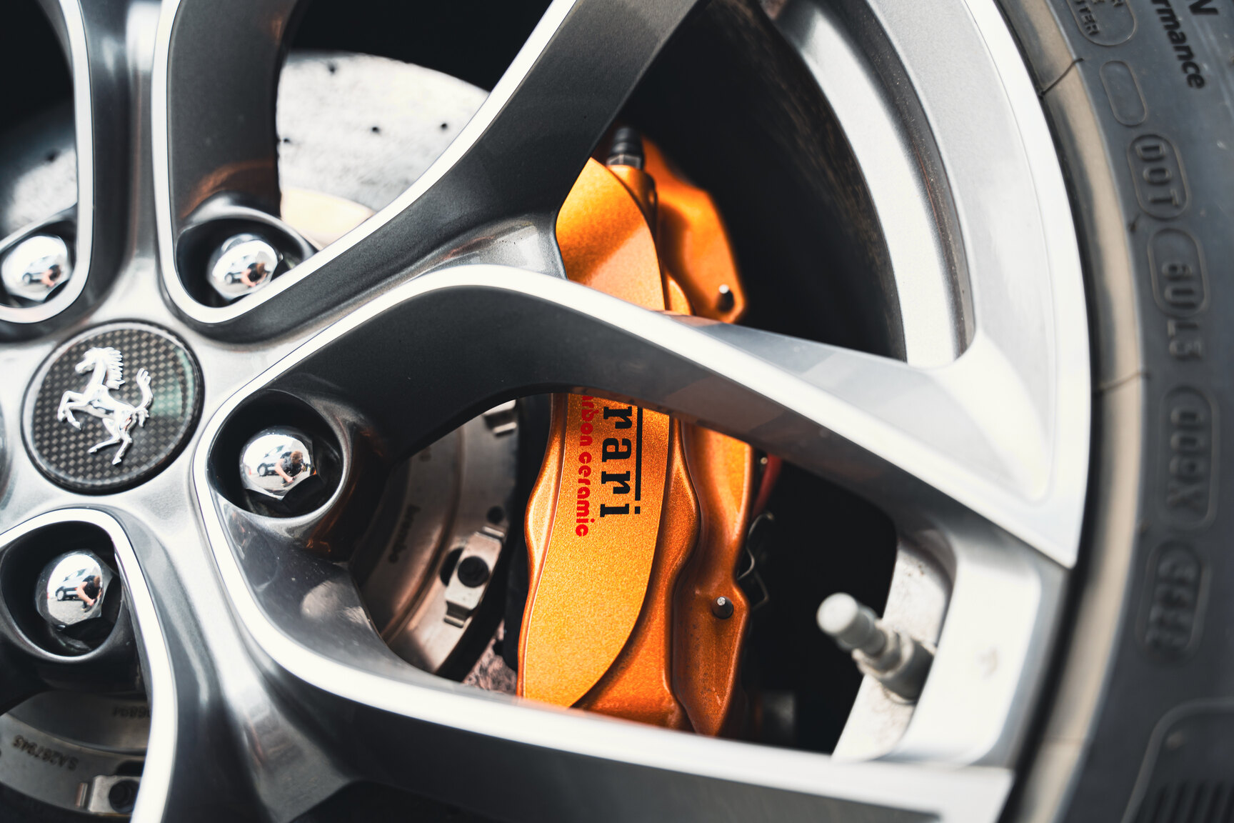 Exteriörbild på 2018 Ferrari GTC4 Lusso T (7)