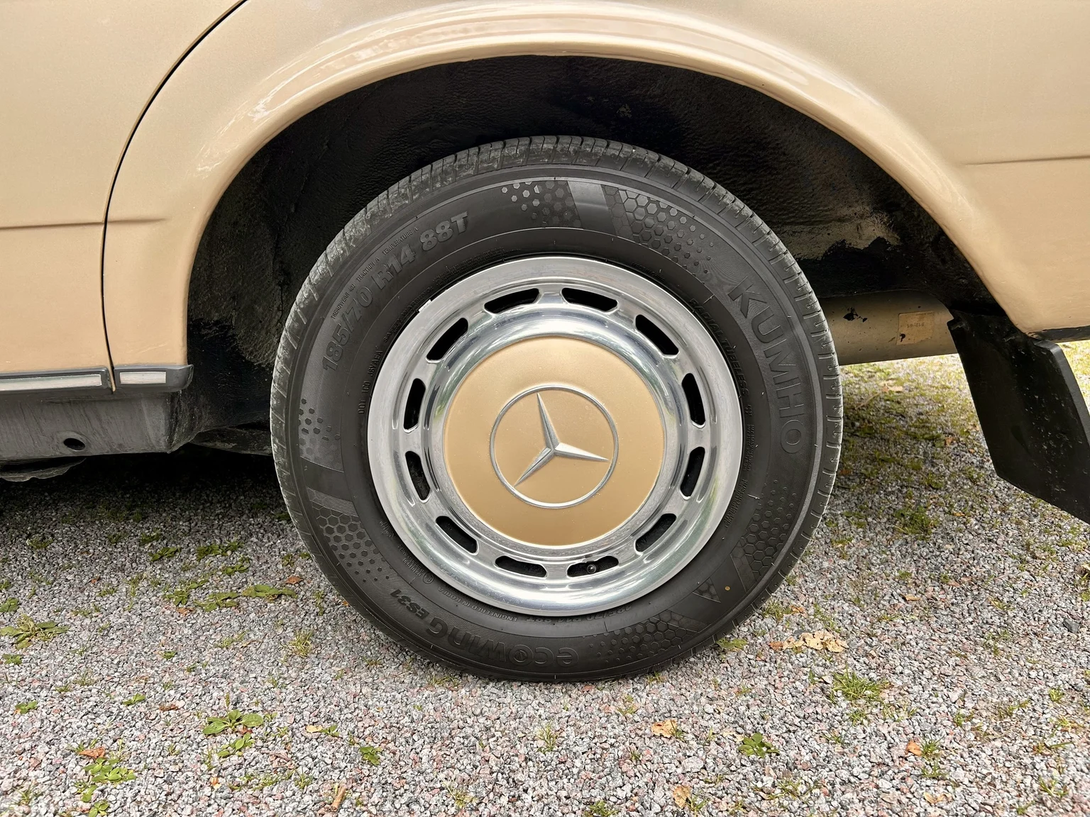 Exteriörbild på 1976 Mercedes-Benz 300 D (30)