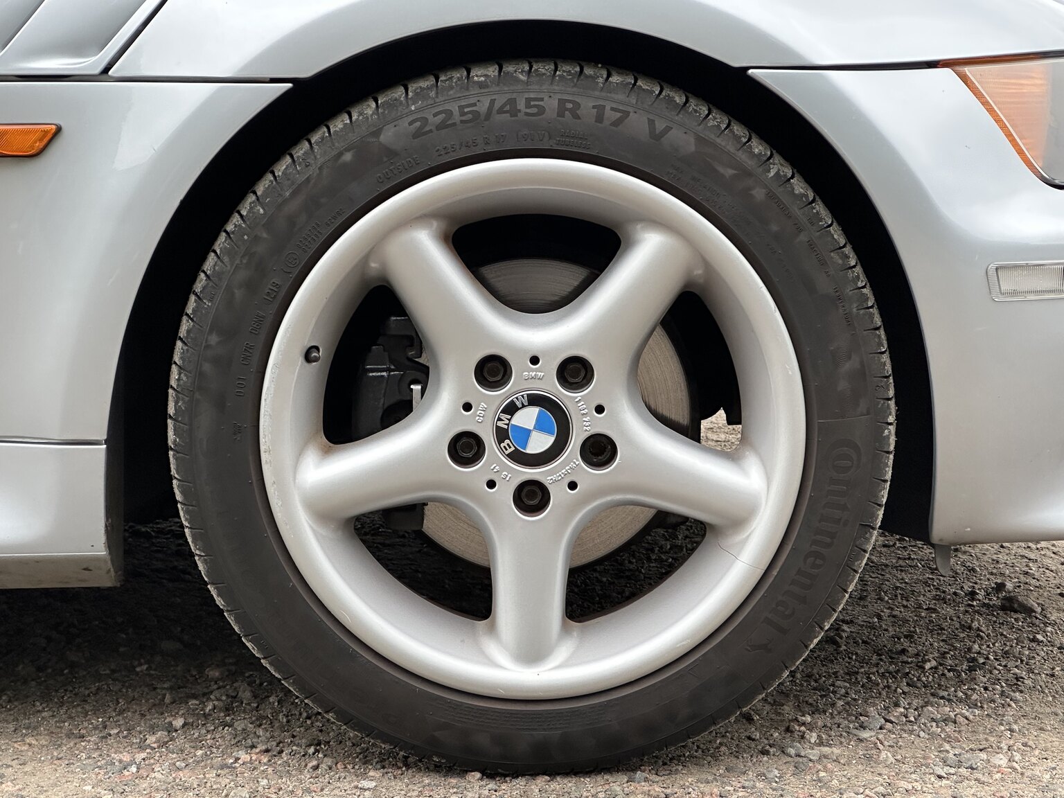 Exterior image of 1997 BMW Z3 2.8 Roadster