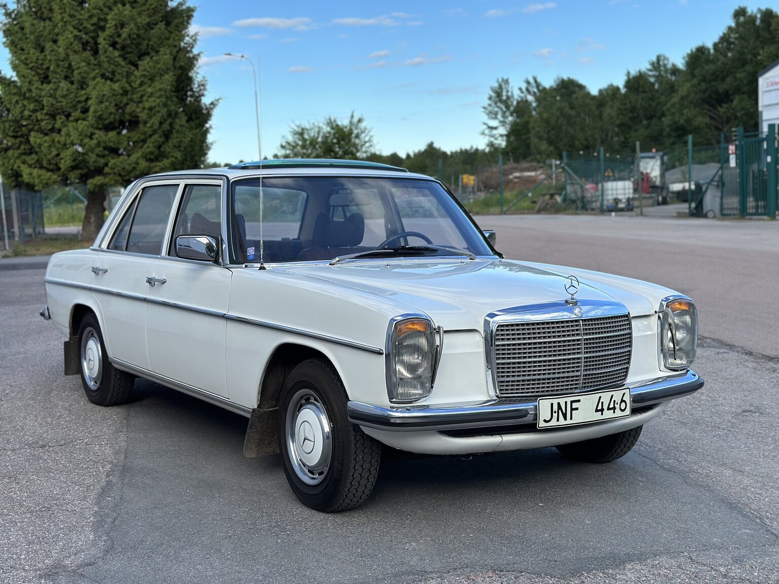 Exteriörbild på 1975 Mercedes Benz 200