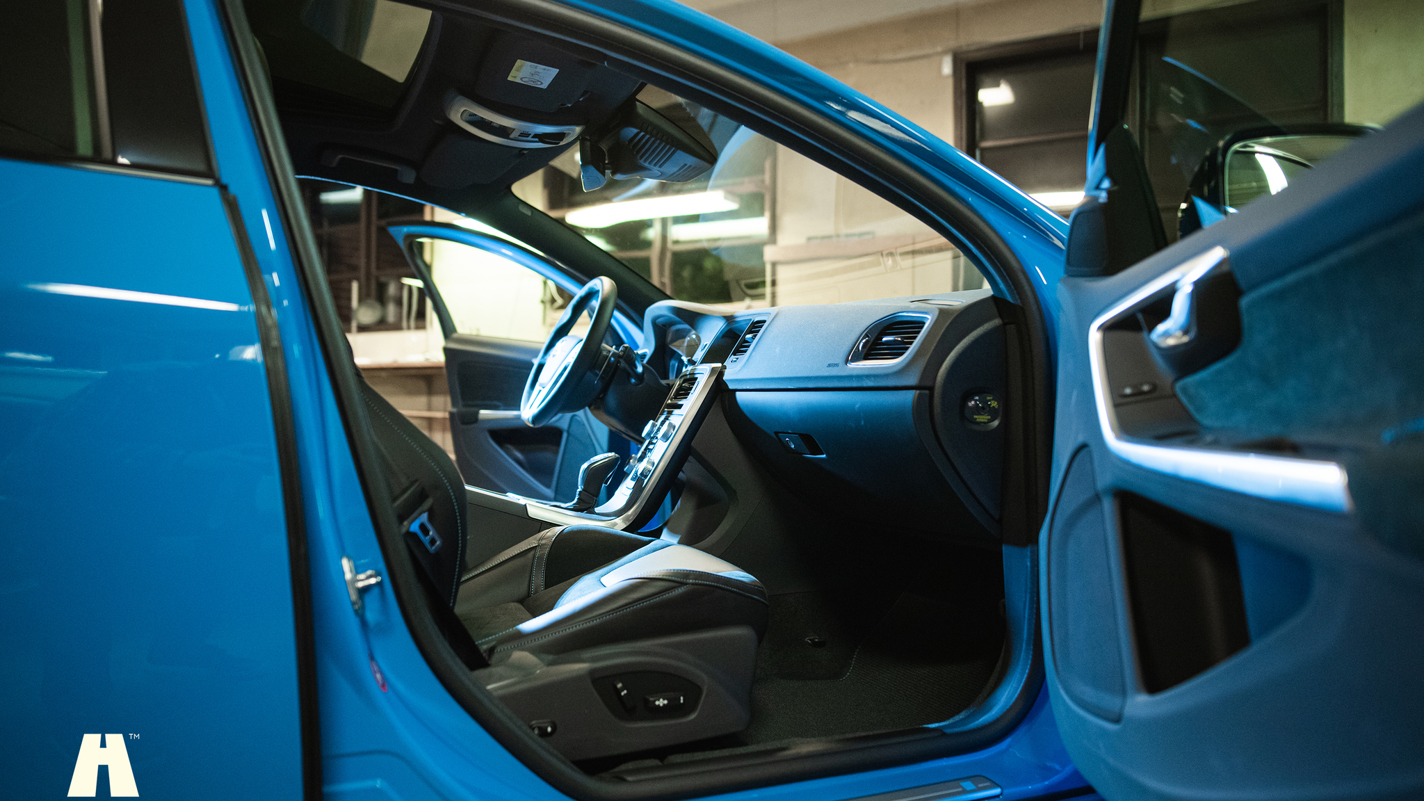 Innenraumfoto von 2017 Volvo V60 Polestar T6