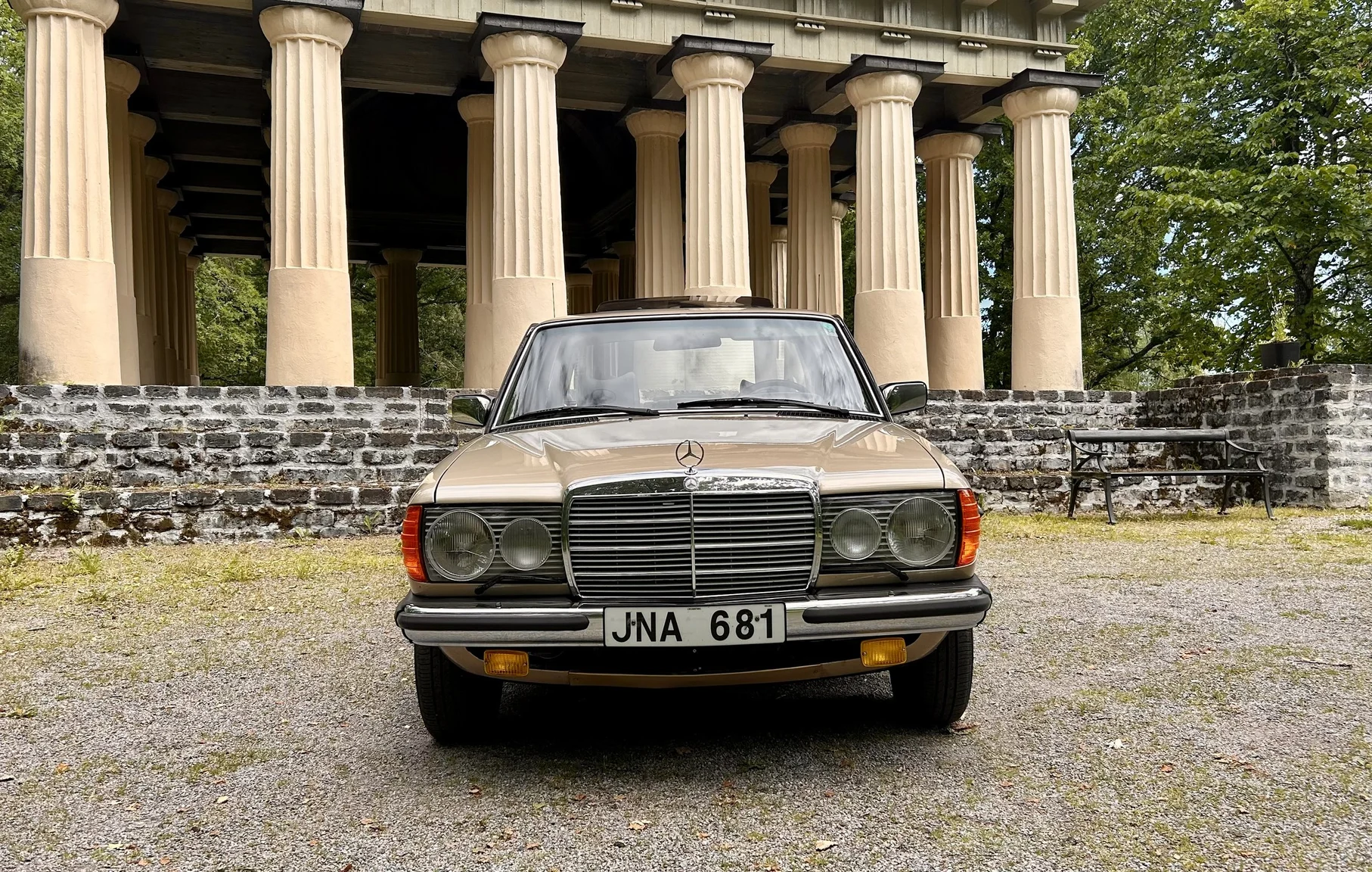 Exteriörbild på 1976 Mercedes-Benz 300 D (4)
